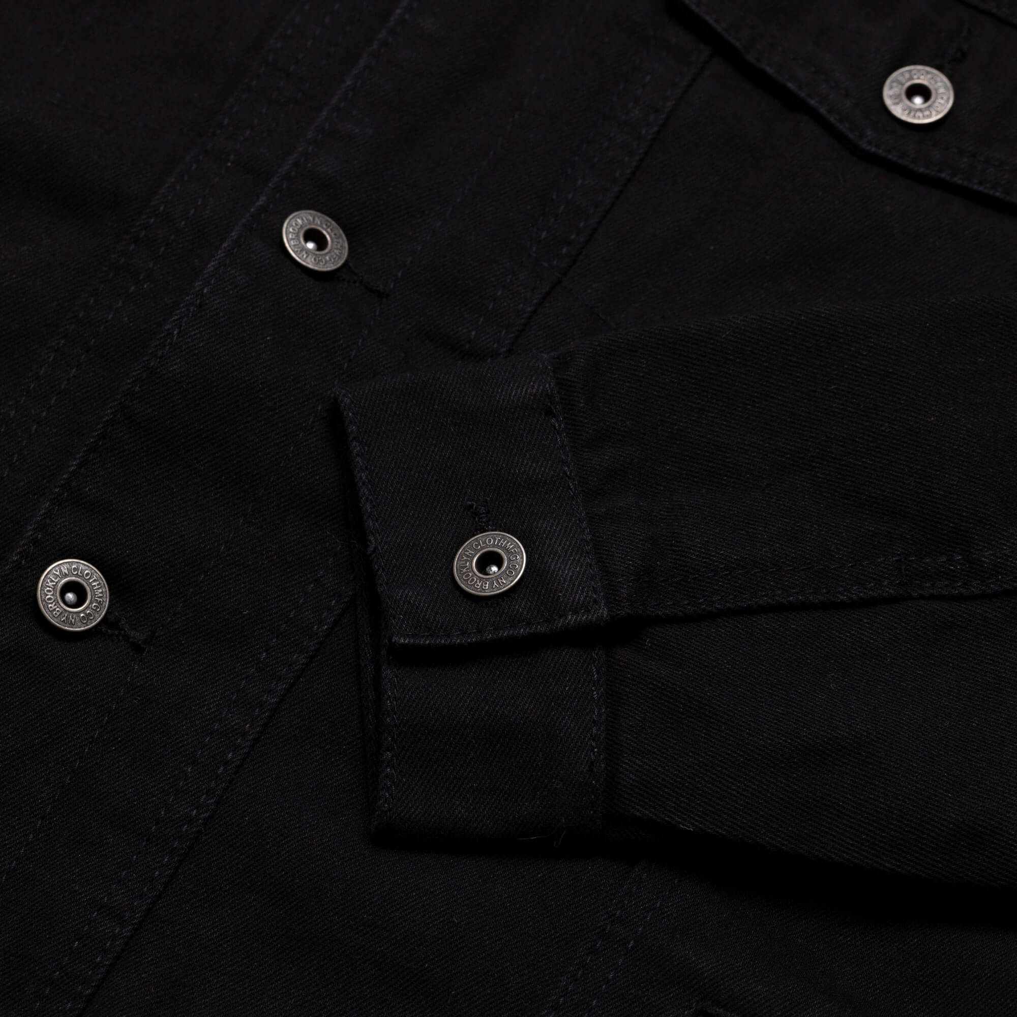 Detailansicht der Herren Jacke in Jeans-Optik mit Teddy Innenfutter, Rinse washed, in der Farbe Schwarz 