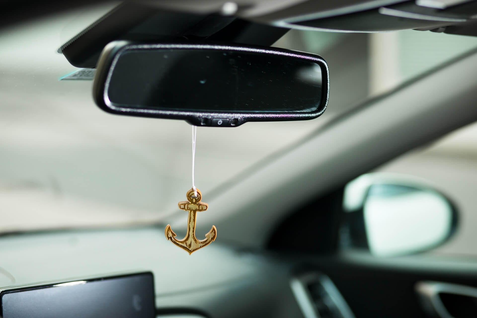 Ansicht des Autodufts aus Zirbe "Anker", hängend im Auto