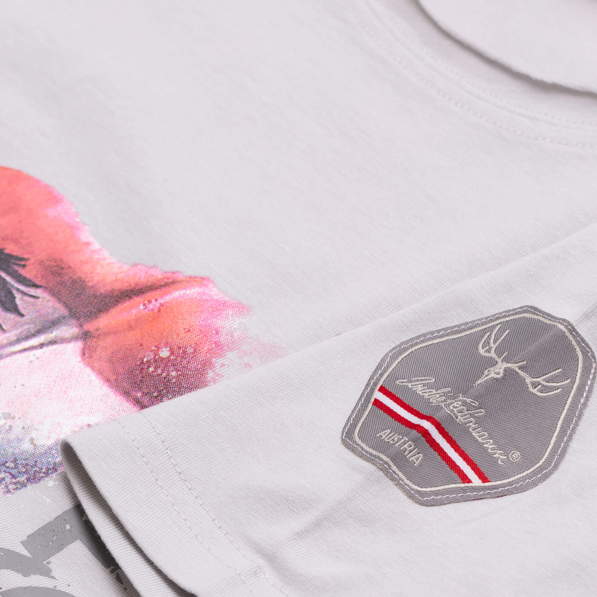 Detailansicht des Kinder T-Shirt "Austria", in der Farbe Weiß, mit Patch am Ärmel