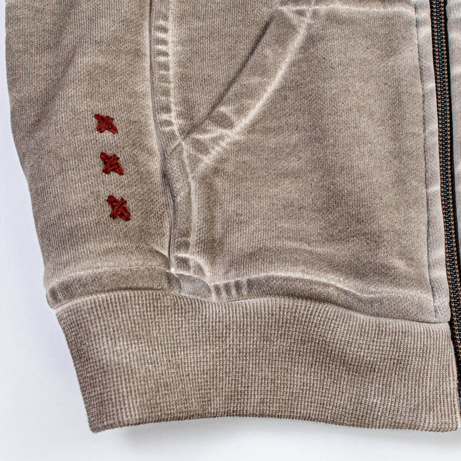 Vorderansicht der Kinder Sweaterjacke "Vintage", in der Farbe Braun, Detail Stickerrei unten