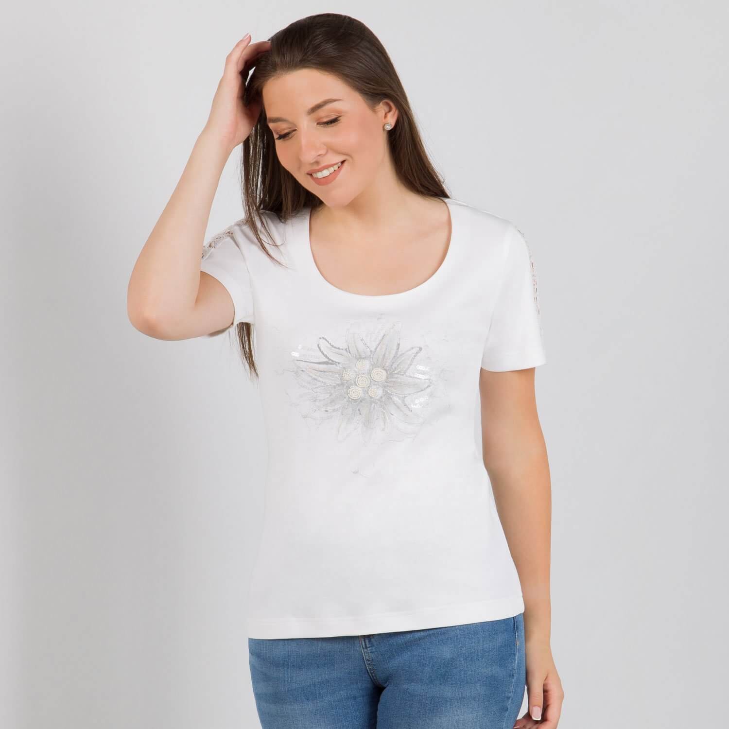 Vorderansicht des Damen T-Shirts "Edelweiss", in der Farbe Weiss, von einem  Modell getragen