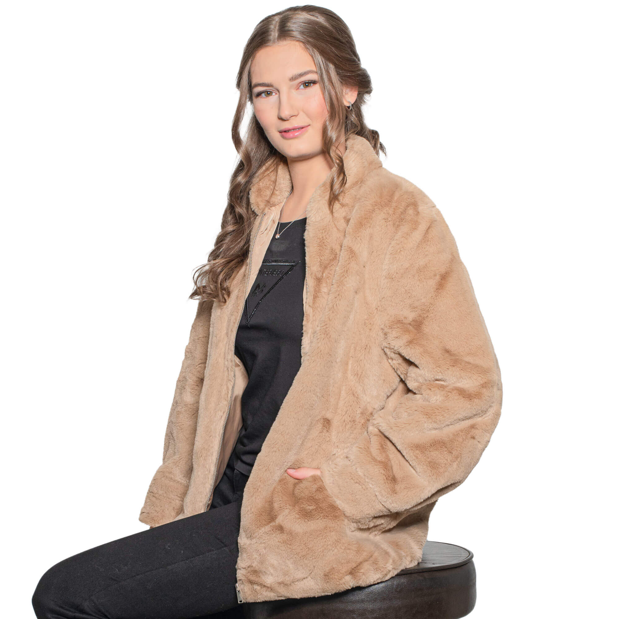 Seitenansicht der Damen Kuscheljacke "Nina" in der Farbe Mokka, von einem Model getragen