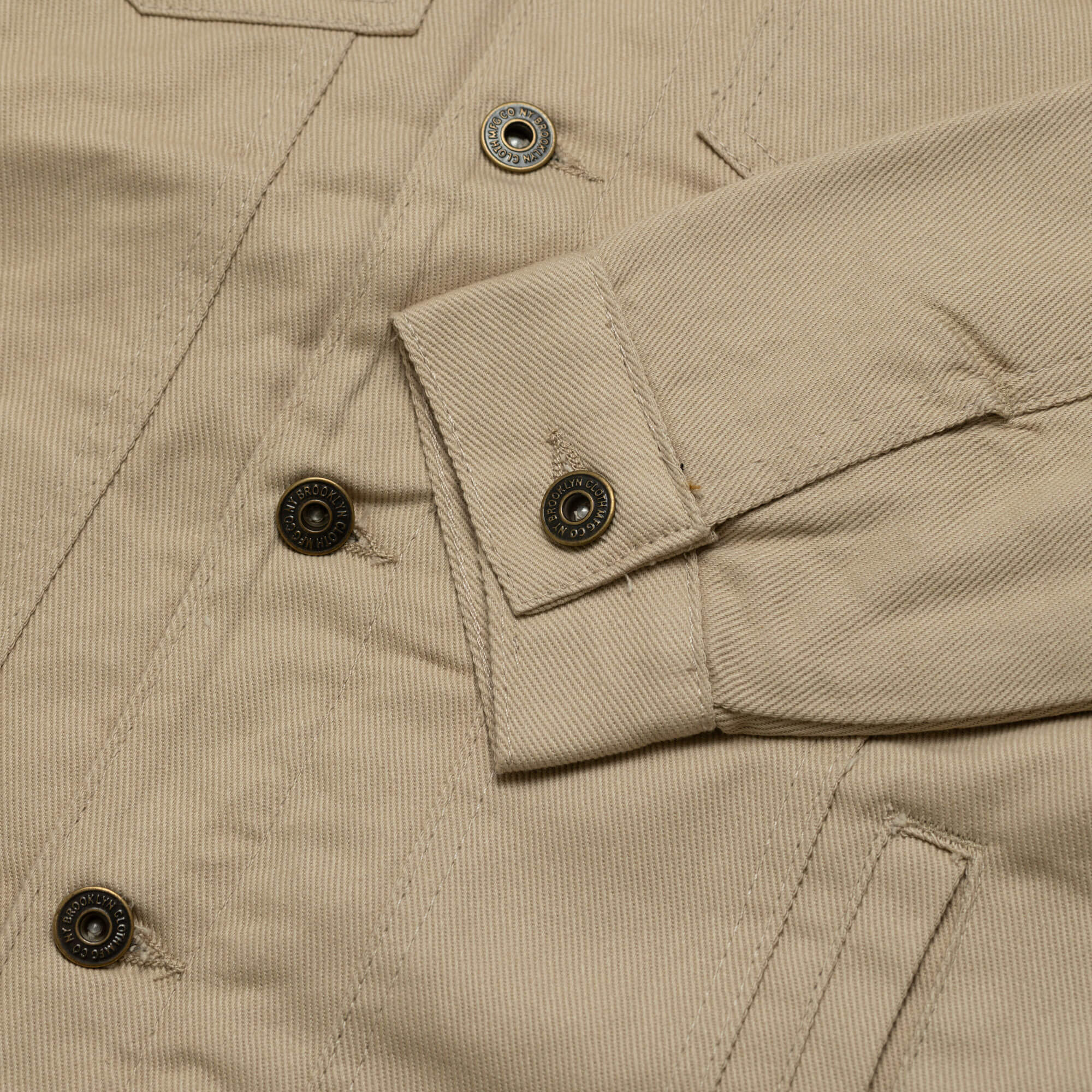 Detailansicht der Herren Twilljacke mit Teddyfutter, in der Farbe Khaki