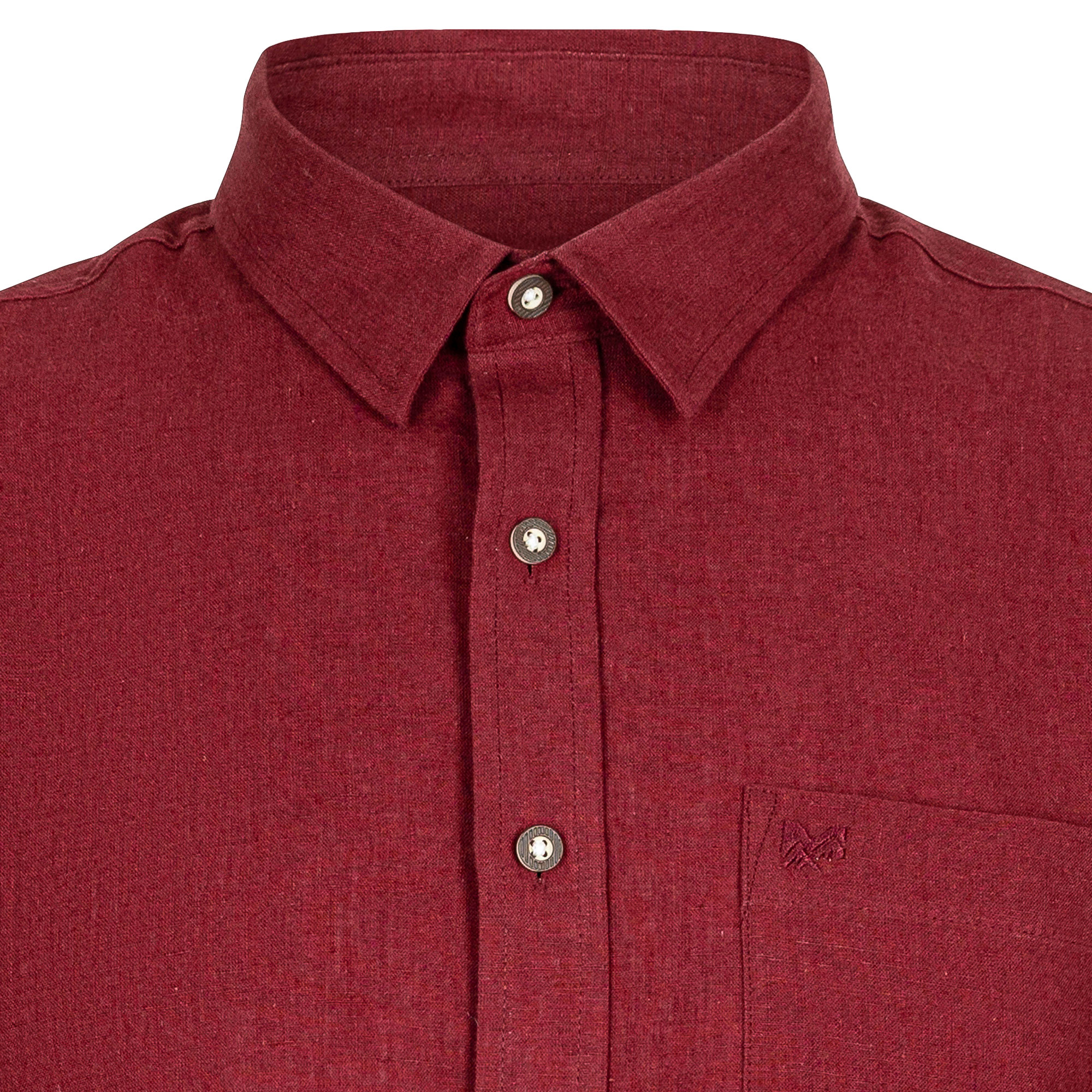Detailansicht des Brustbereichs mit Knöpfen und Logo Stick des Herren-Langarm-Halbleinenhemds in der Farbe Burgund