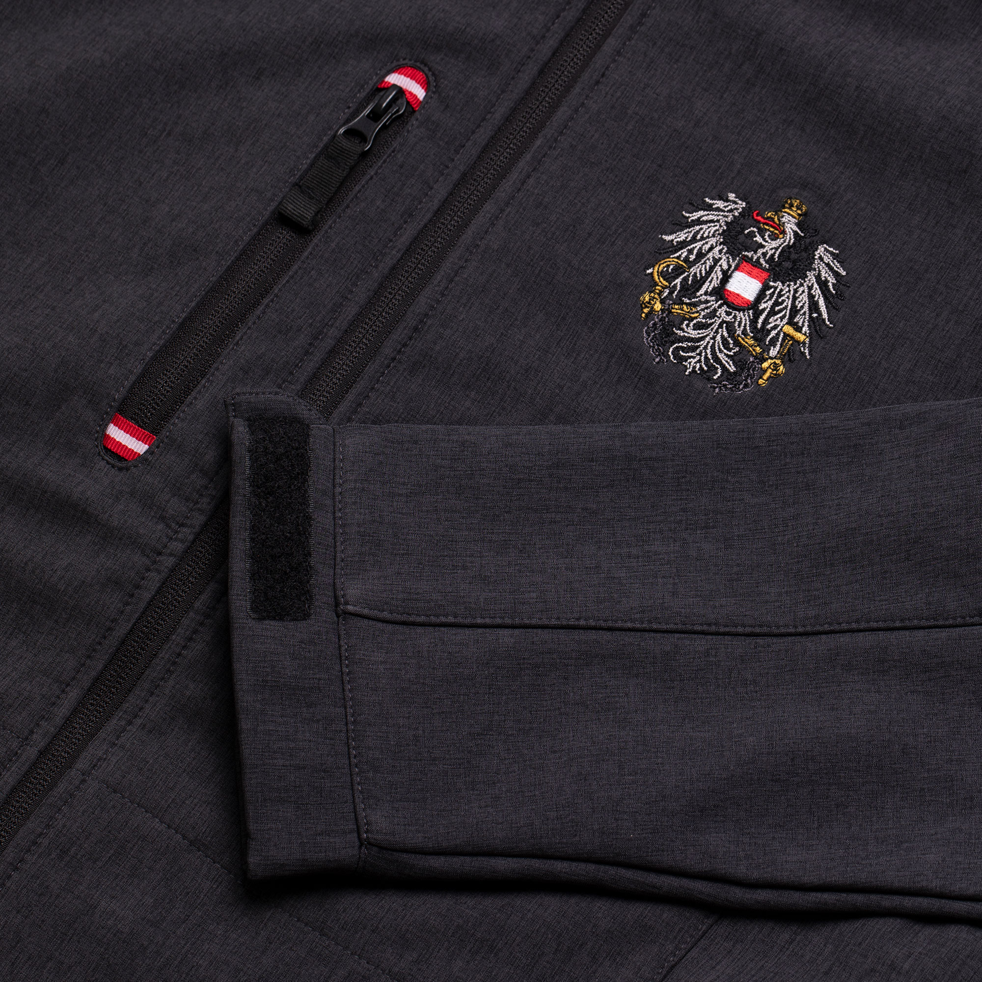 Detailansicht der Softshelljacke "Österreich", in der Farbe Anthrazit