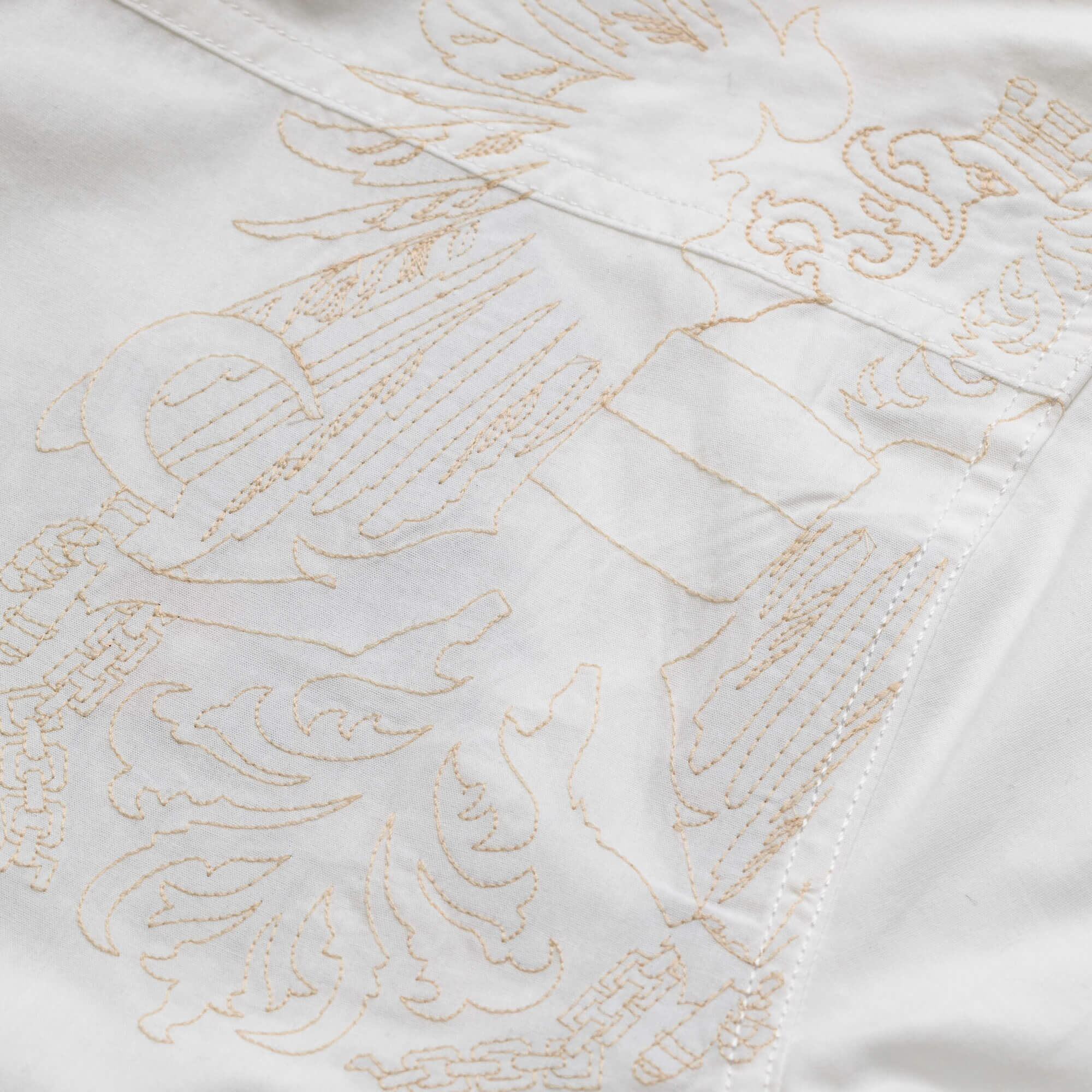 Detailansicht des Herren Hemd "Austria" in der Farbe Weiß, mit Adler Stickerei hinten