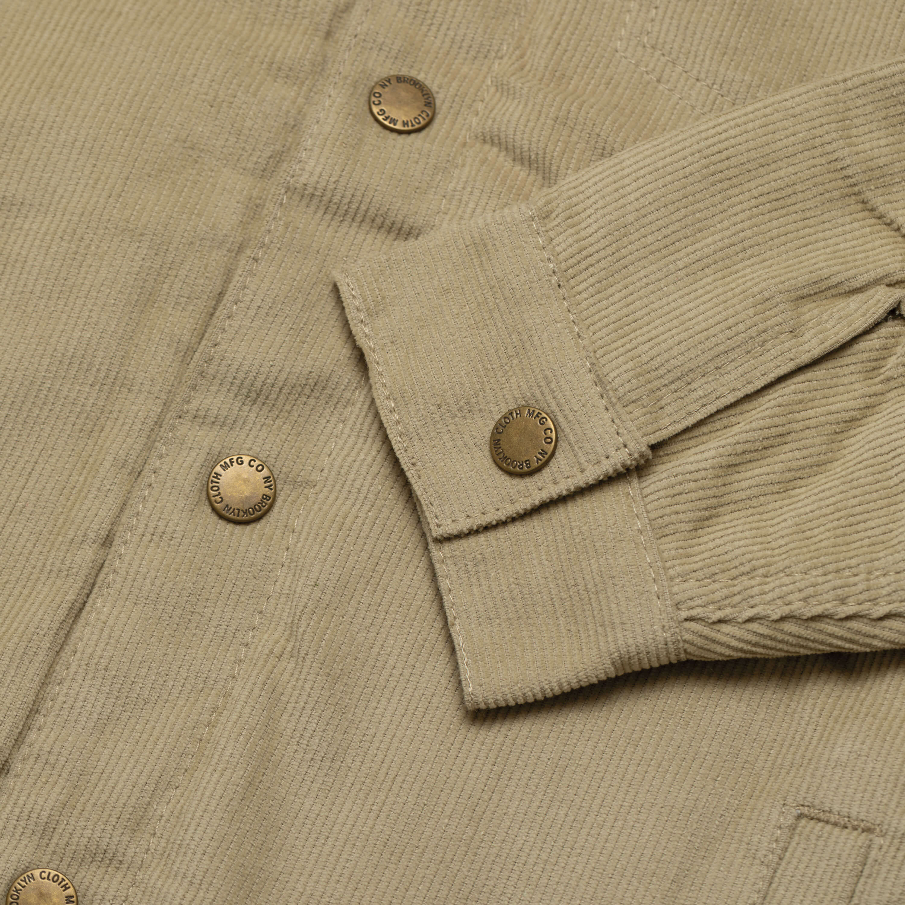 Detailansicht der Herren Cordjacke mit weißem Teddyfutter in der Farbe Khaki