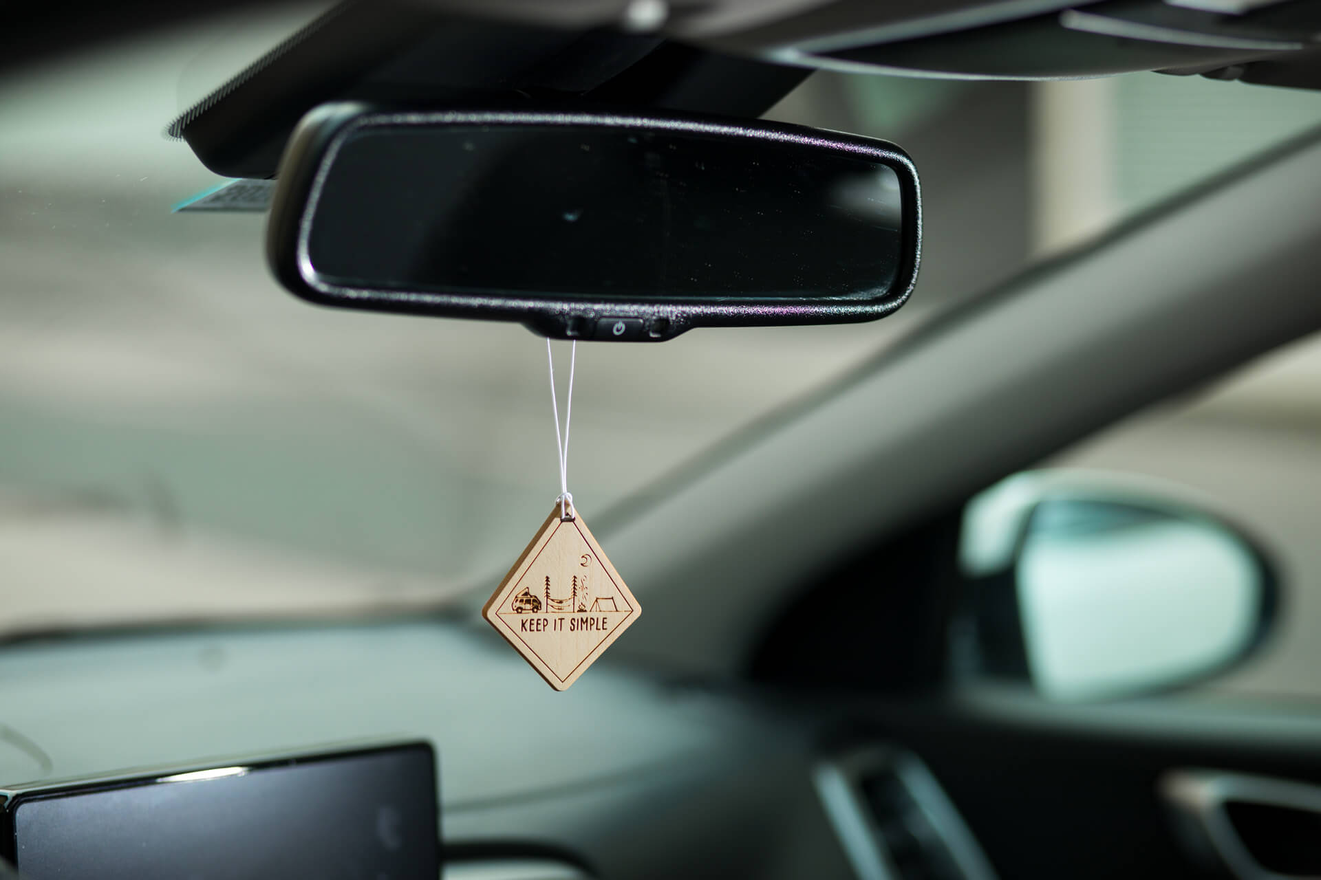 Autoduft aus Zirbe "Keep it Simple", Ansicht hängend im Auto