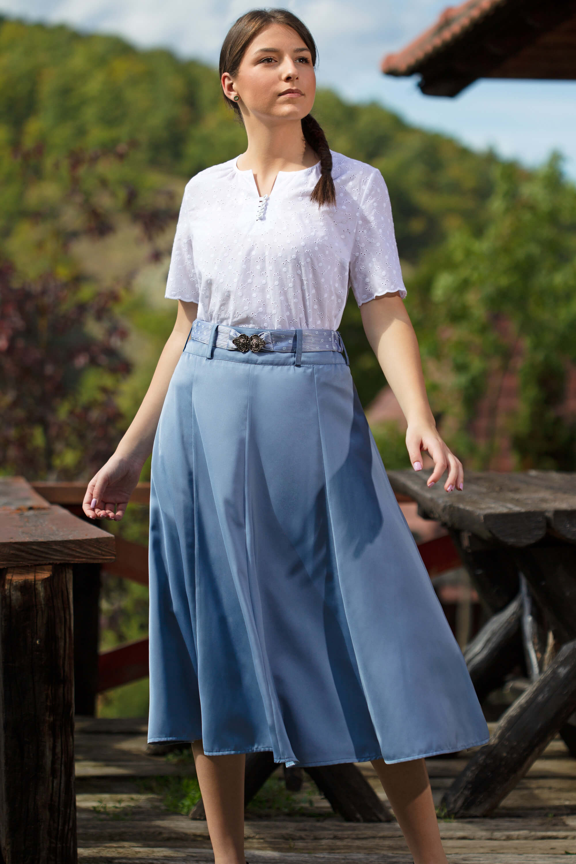 Vorderansicht des Damen-Trachtenrocks „Kalea“ in Hellblau, knielang, auf einem Model getragen