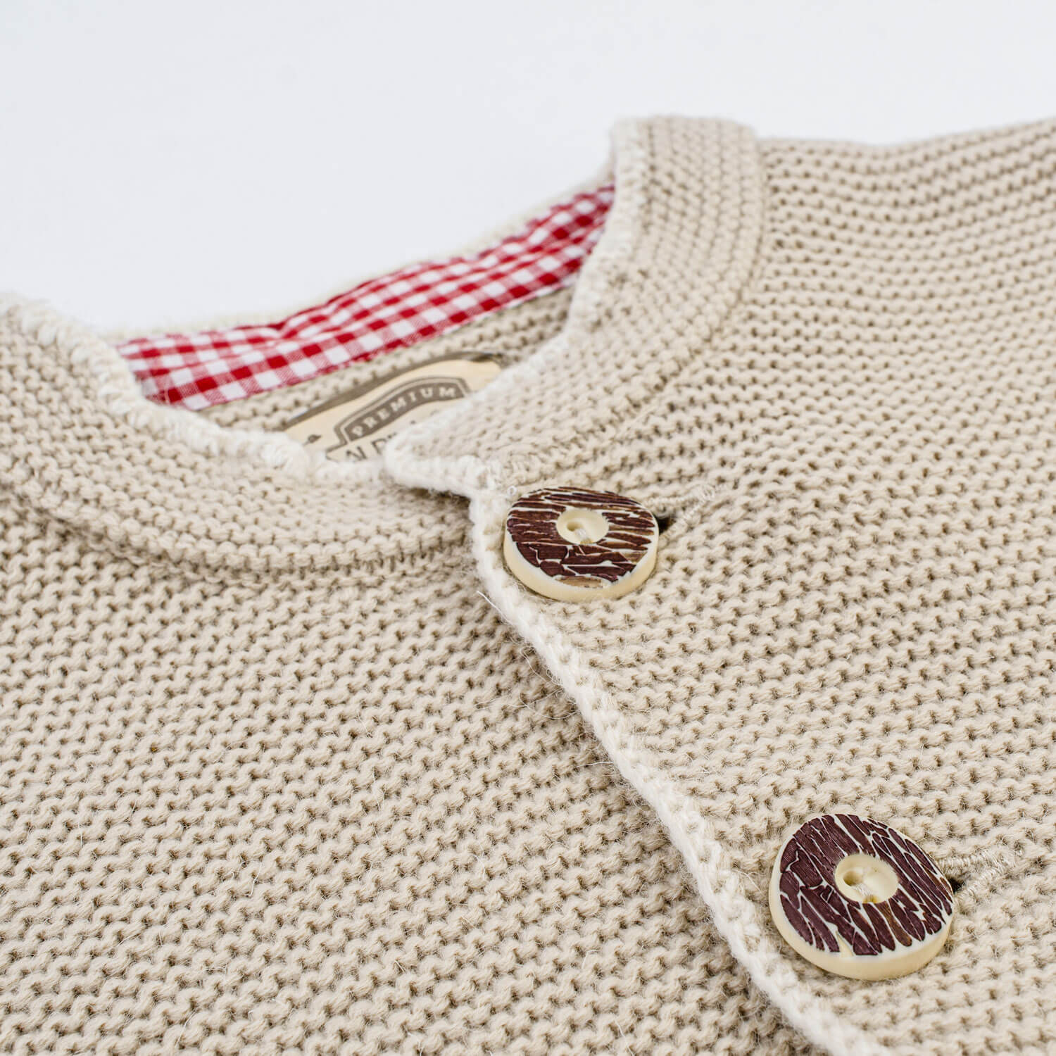 Vorderansicht der Kinder Strickjacke "Lukas", in der Farbe Beige, Detail oben