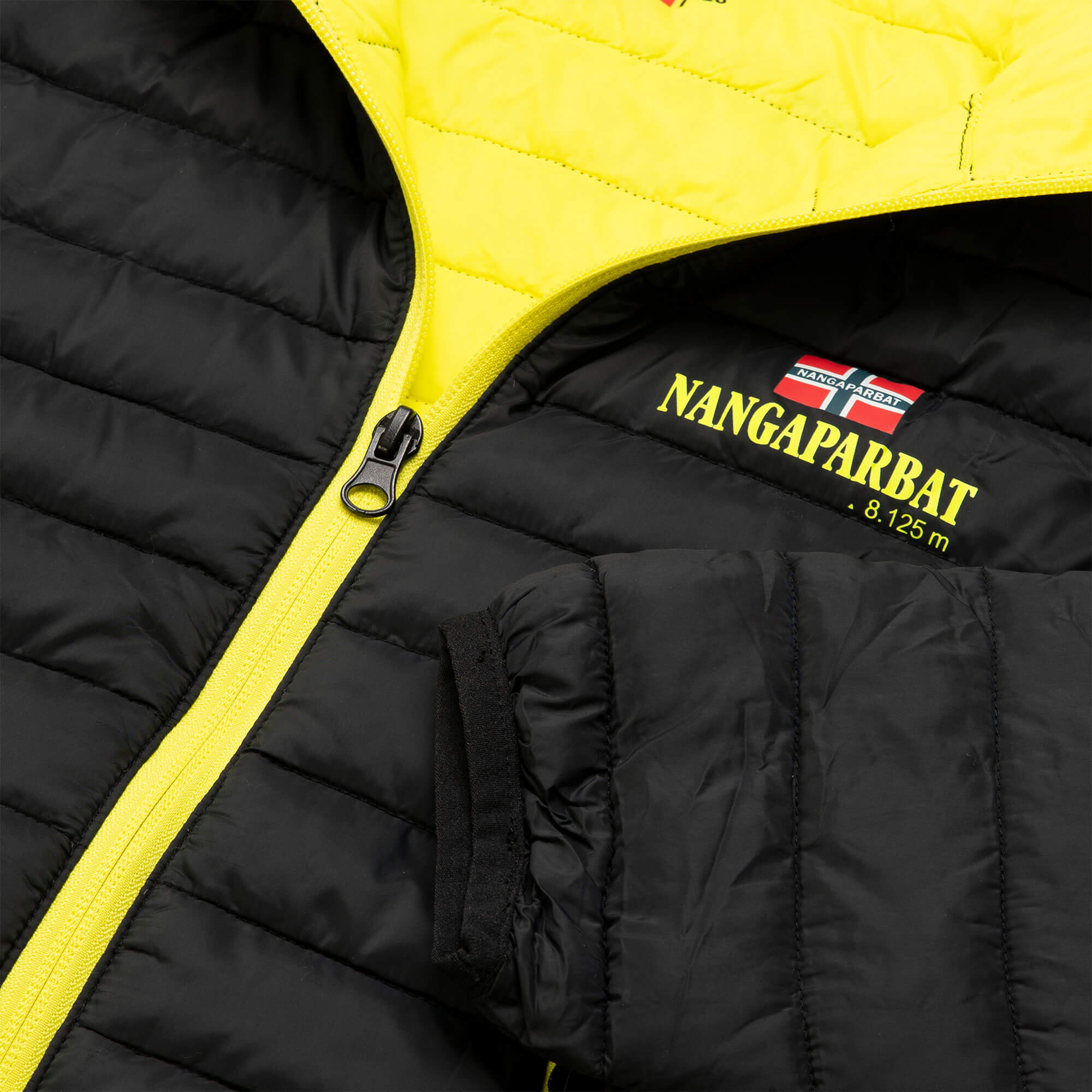 Detailansicht der ultraleichten Kinder Jacke "Nangaparbat", in der Farbe Gelb