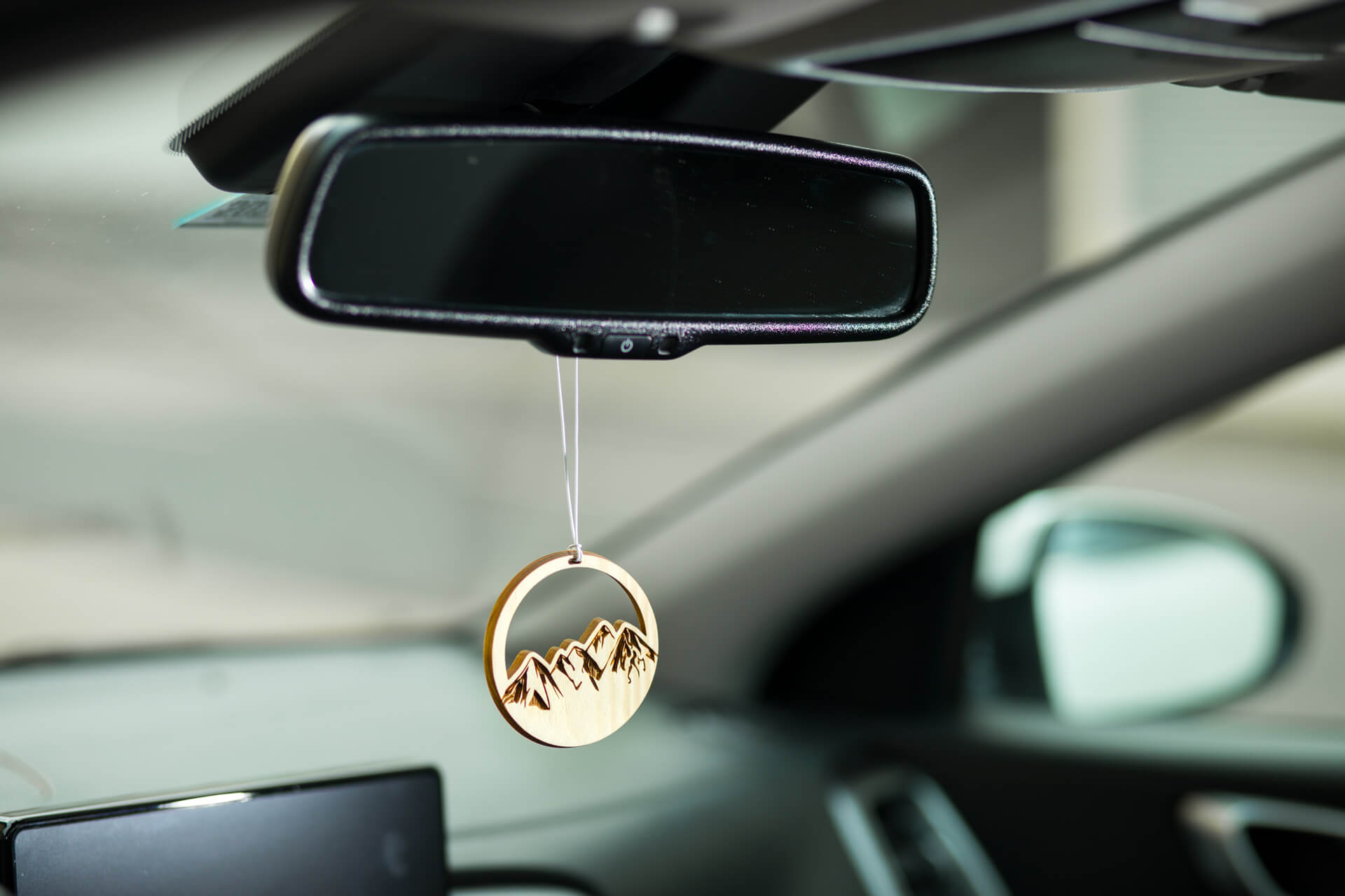 Ansicht hängend im Auto des Autodufts aus Zirbe "Berglandschaft"