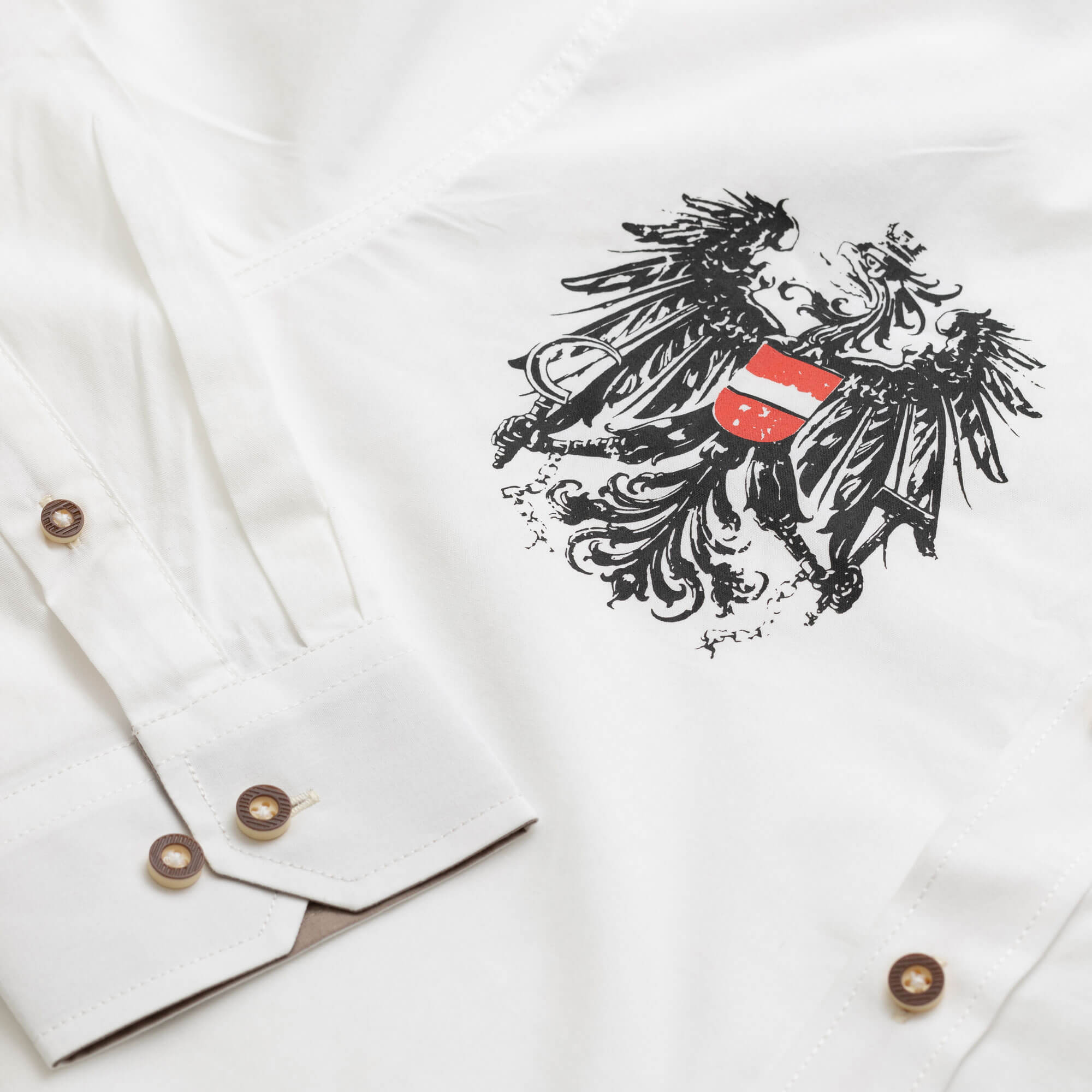 Detailansicht des Herren Hemd "Austria" in der Farbe Weiß, mit Adler Druck vorne