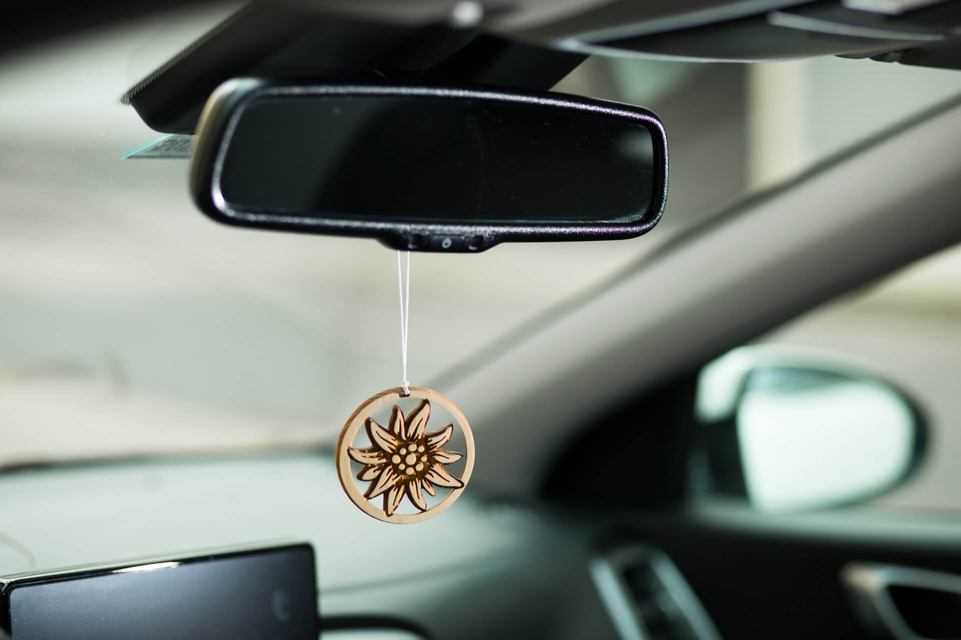 Ansicht des Autodufts aus Zirbe "Edelweiss", hängend im Auto