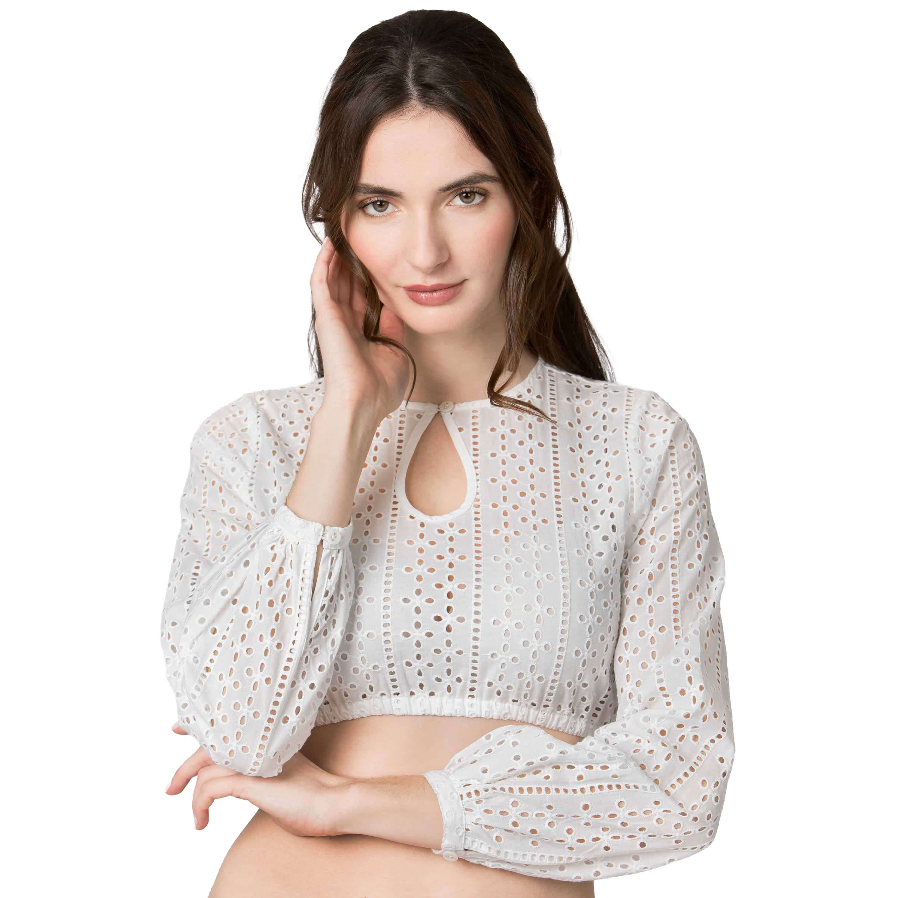 Vorderansicht der Damen Dirndlbluse "Rohani" in der Farbe Weiß, getragen von einem Model 