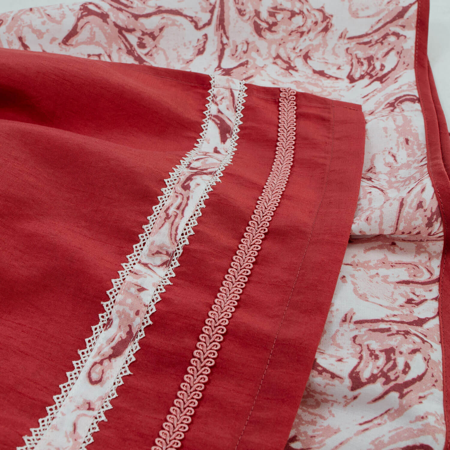 Vorderansicht des Damen Dirndls "Sarah", in der Farbe Rot, Detail Rock und Schurz