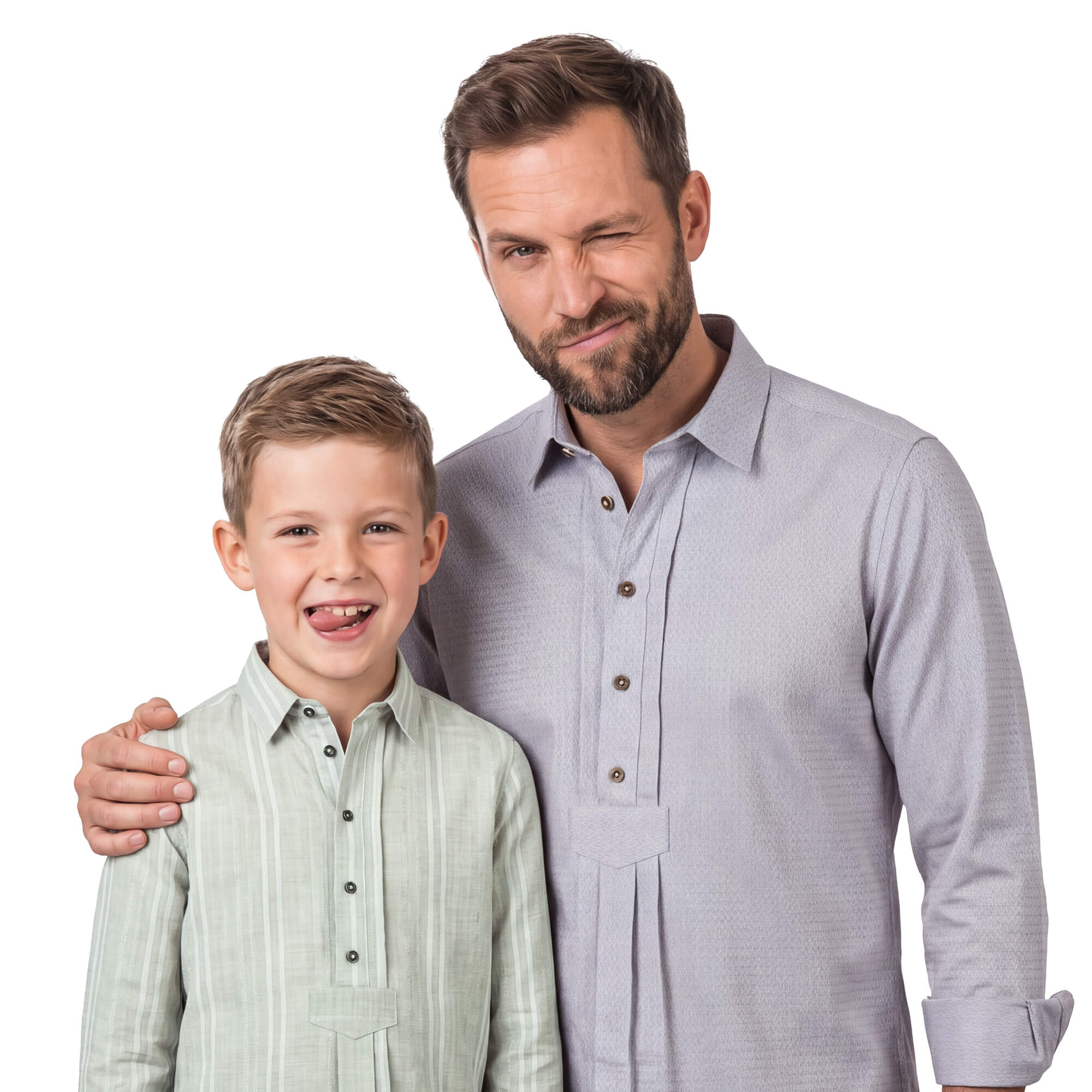 Vater und Sohn im Trachten-Partnerlook mit dem Herrenhemd David in Taubenblau und dem Kinderhemd Pan in Hellgrün.