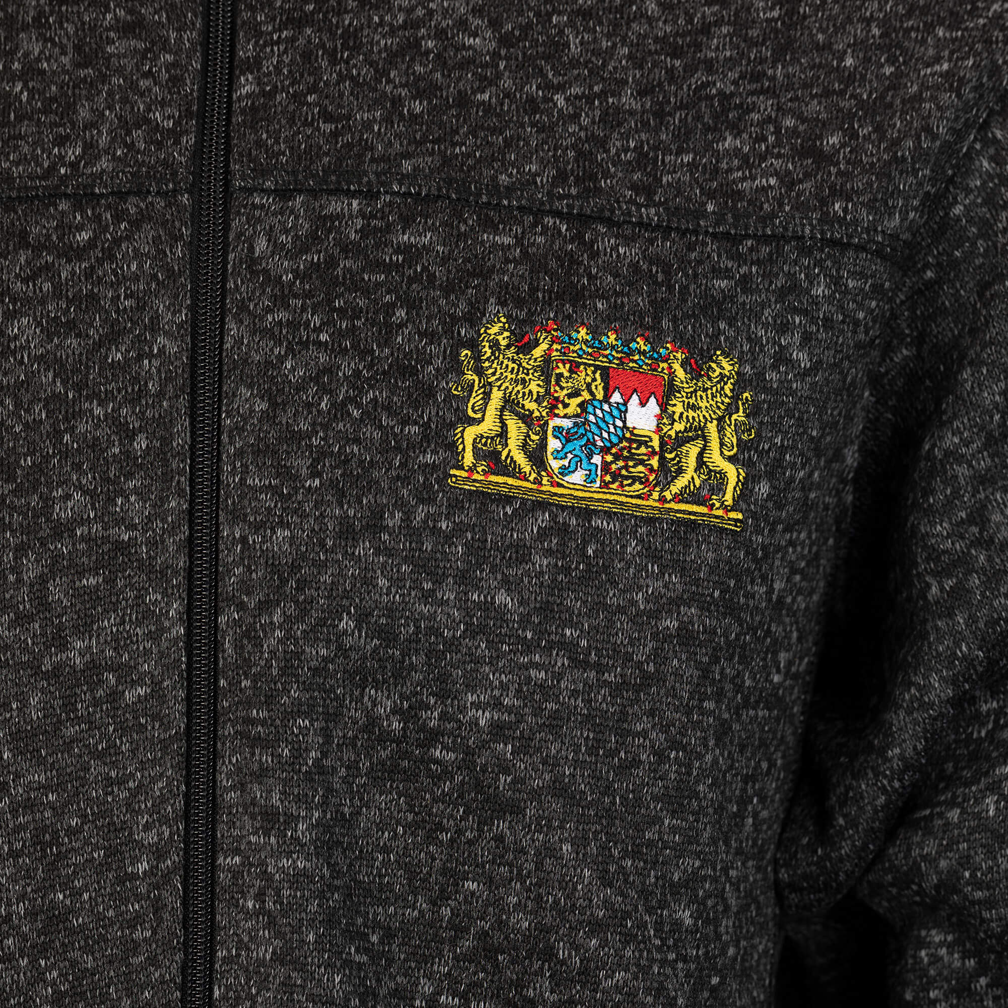 Detailansicht der Herren Strickfleece Jacke "Bayern" mit gesticktem Bayern Wappen auf der Brust