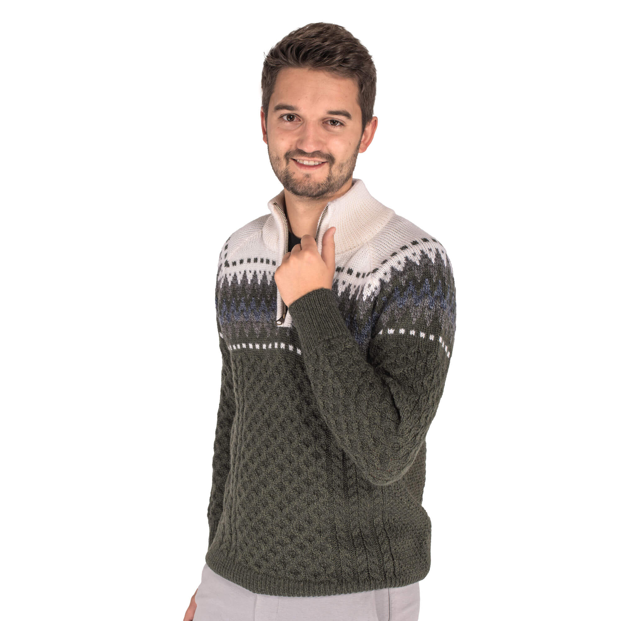 Herren Model mit Norweger Pullover in der Farbe Grün-Weiß