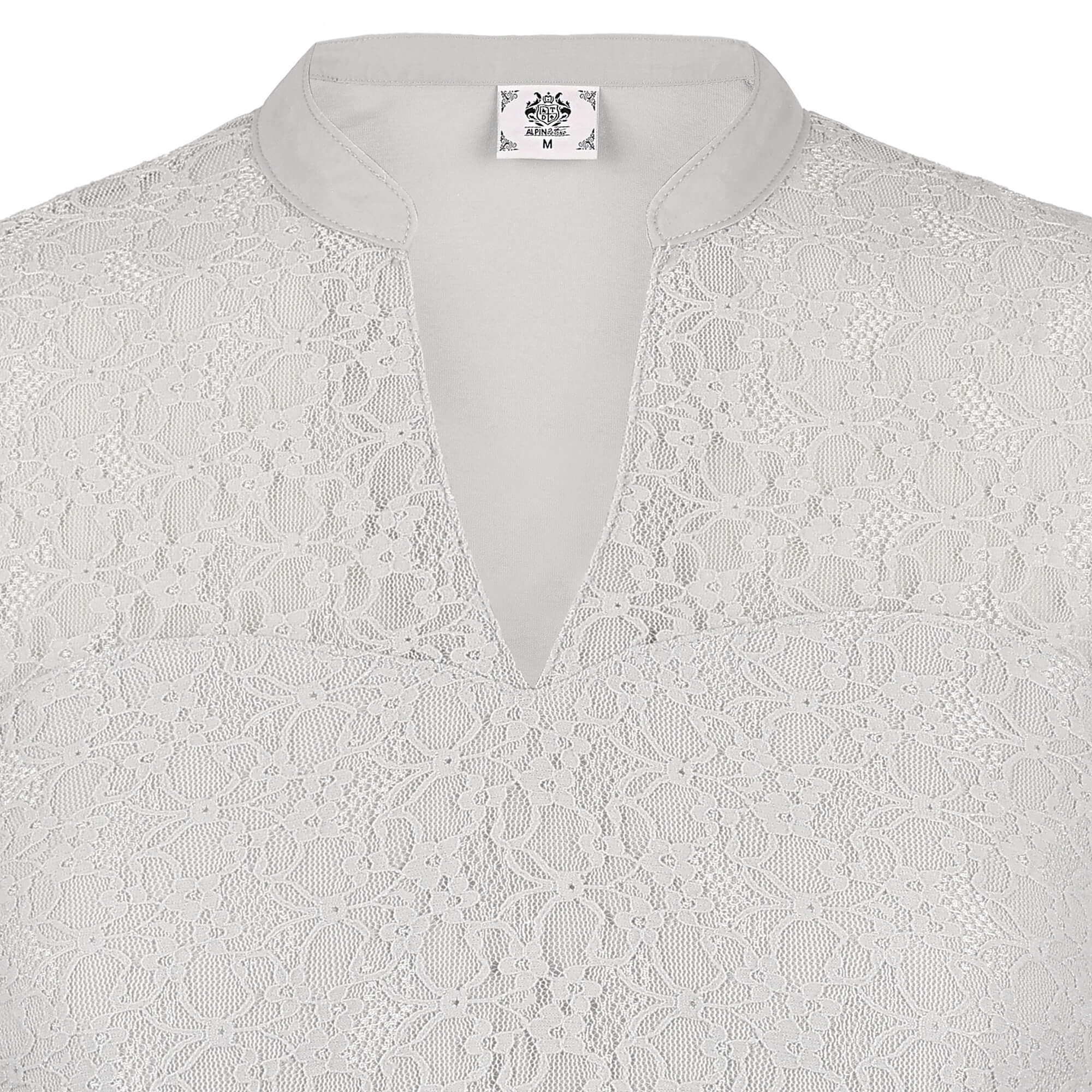 Detailansicht des V-Ausschnitts des Damen Spitzen Tops "Greta" in Hellgrau