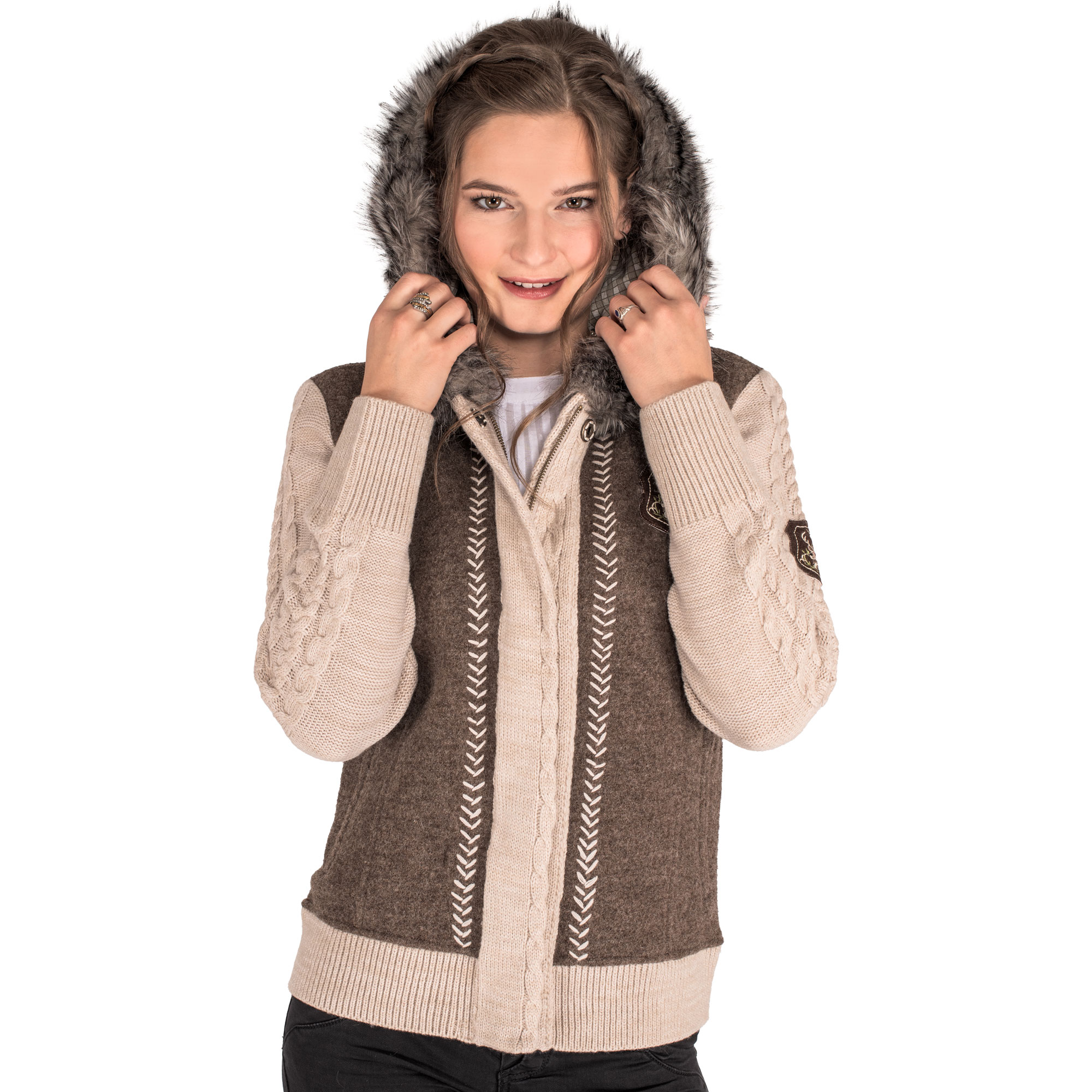 Vorderansicht der Damen Jacke "Lucie", mit Model, Kapuze über dem Kopf, in der Farbe Braun