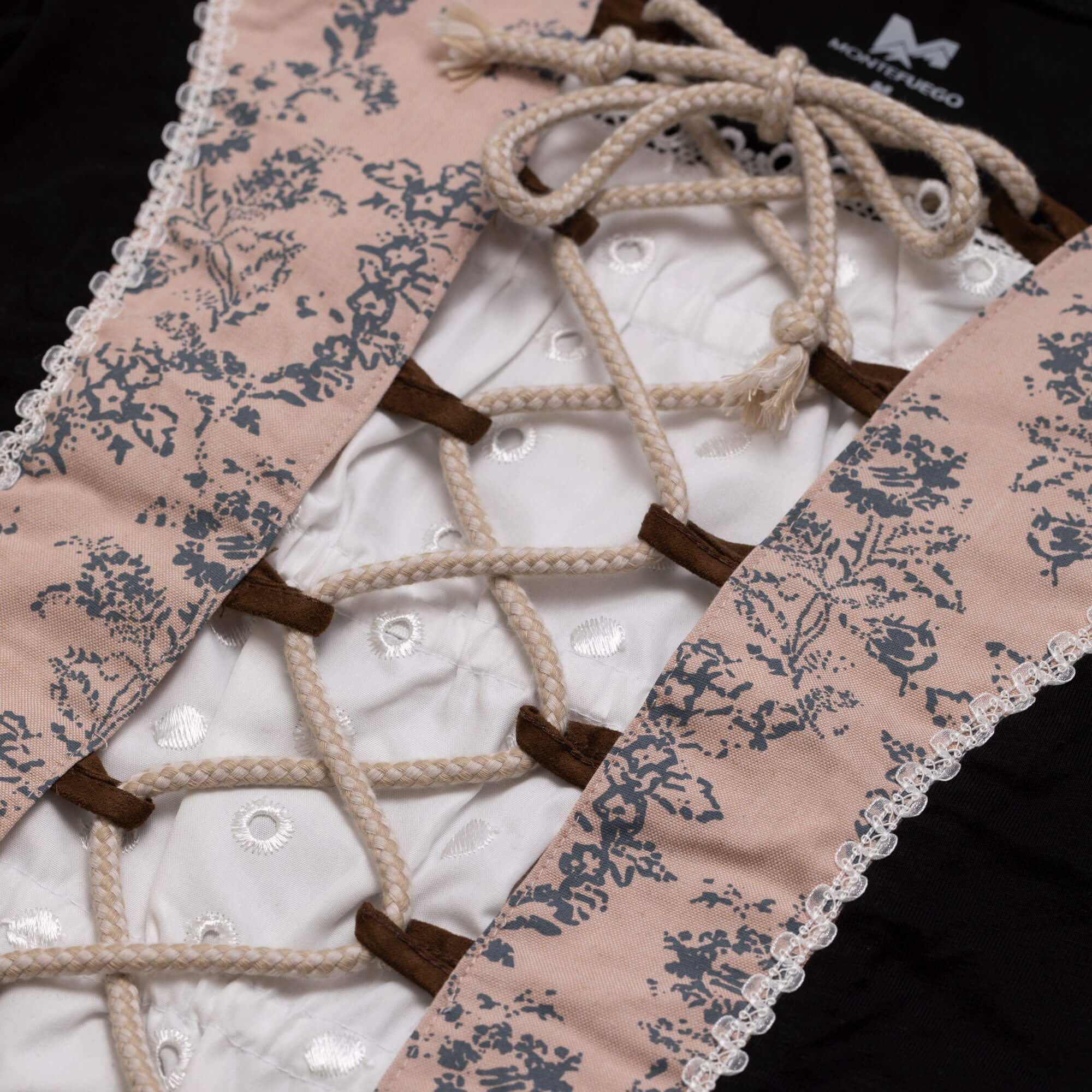 Detailansicht des Damen Landhausshirt "Maylina", in der Farbe Creme, Rosa, Weiß, Schwarz, mit Schnürung  vorne