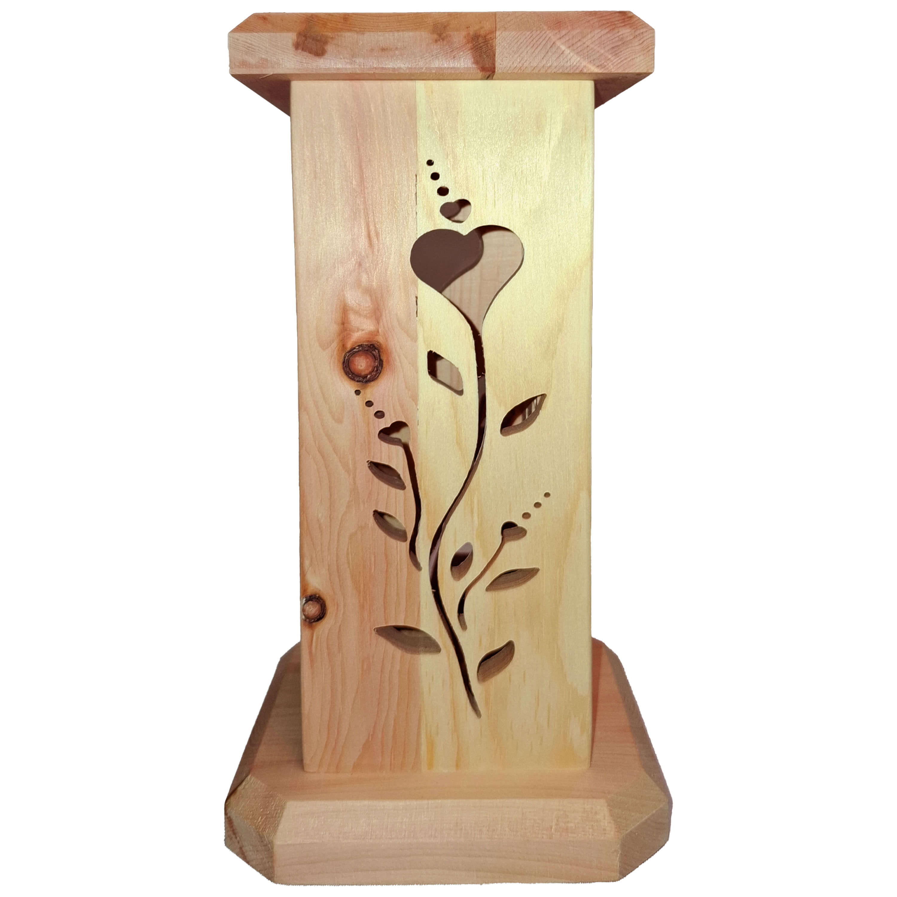Vorderansicht des Zirbenturms aus Zirbenholz, mit herzförmiger Schnitzerei