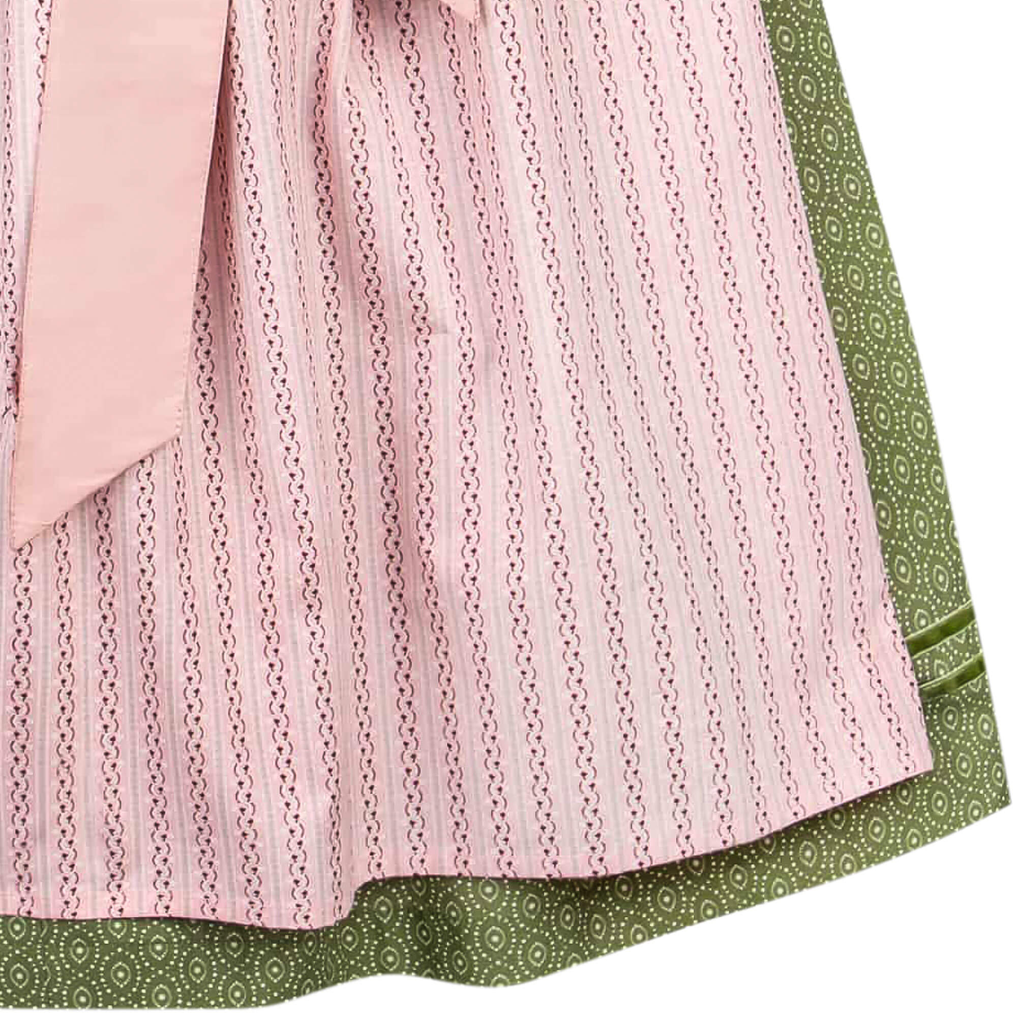 Detailansicht Saum des Damen Dirndls "Nadja" in der Farbe Grün mit Schürze in Hellrosa