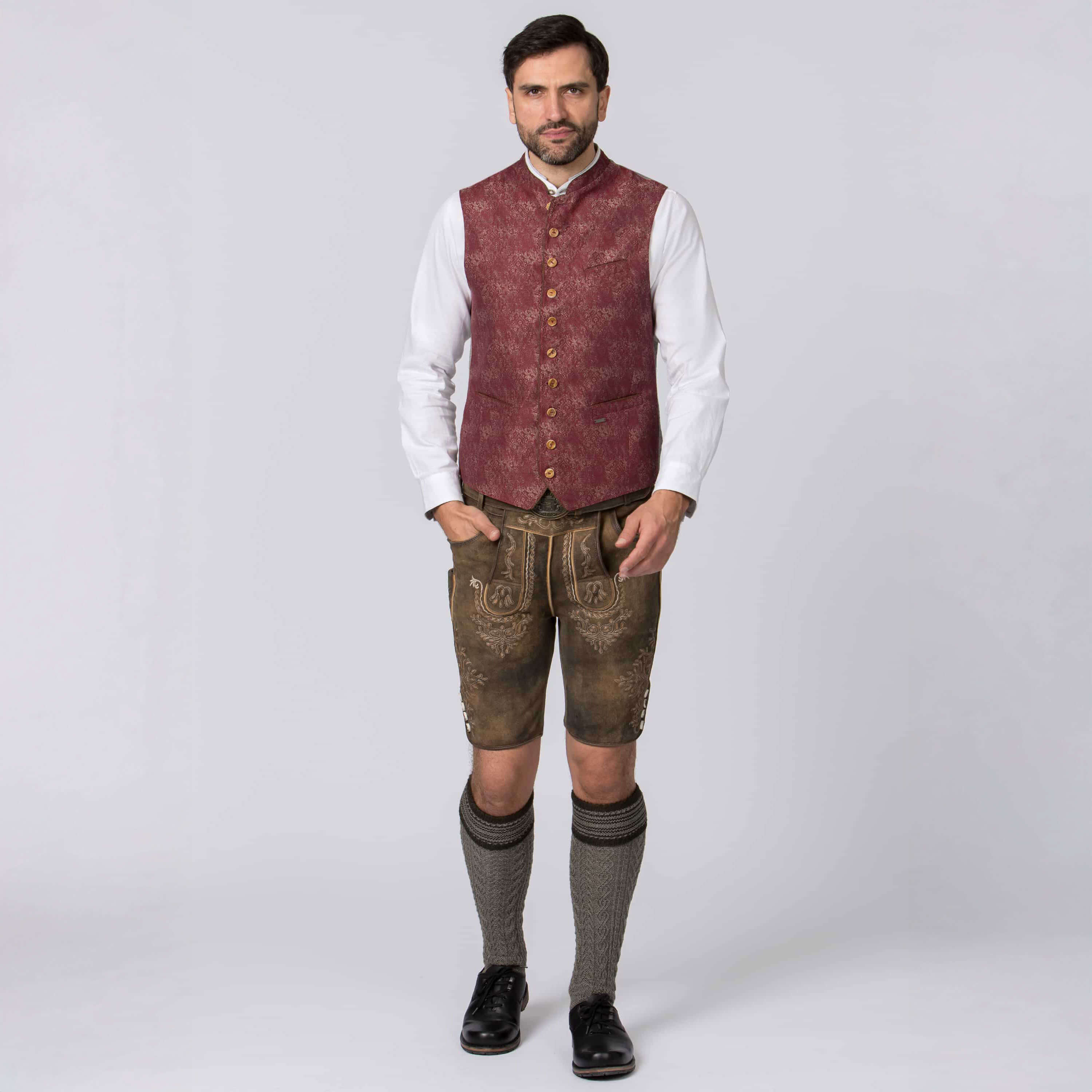 Rote Trachtenweste "Claudio" getragen von Model, Ansicht von Vorne