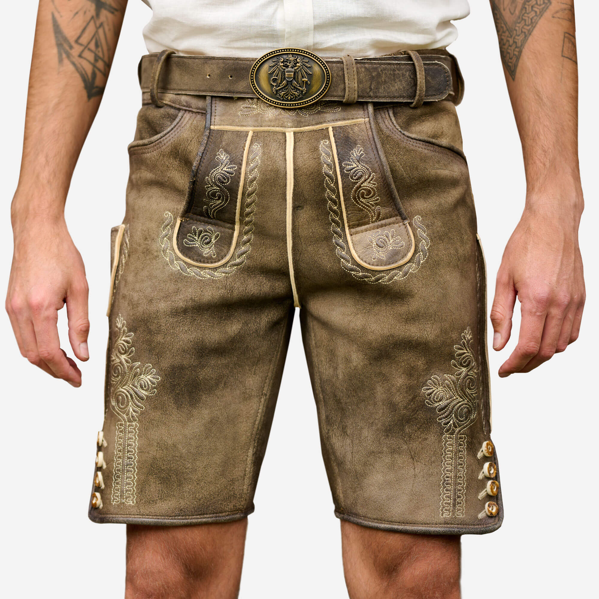 Kurze Herren Lederhose mit schönen Stick-Verzierungen, von Model getragen 