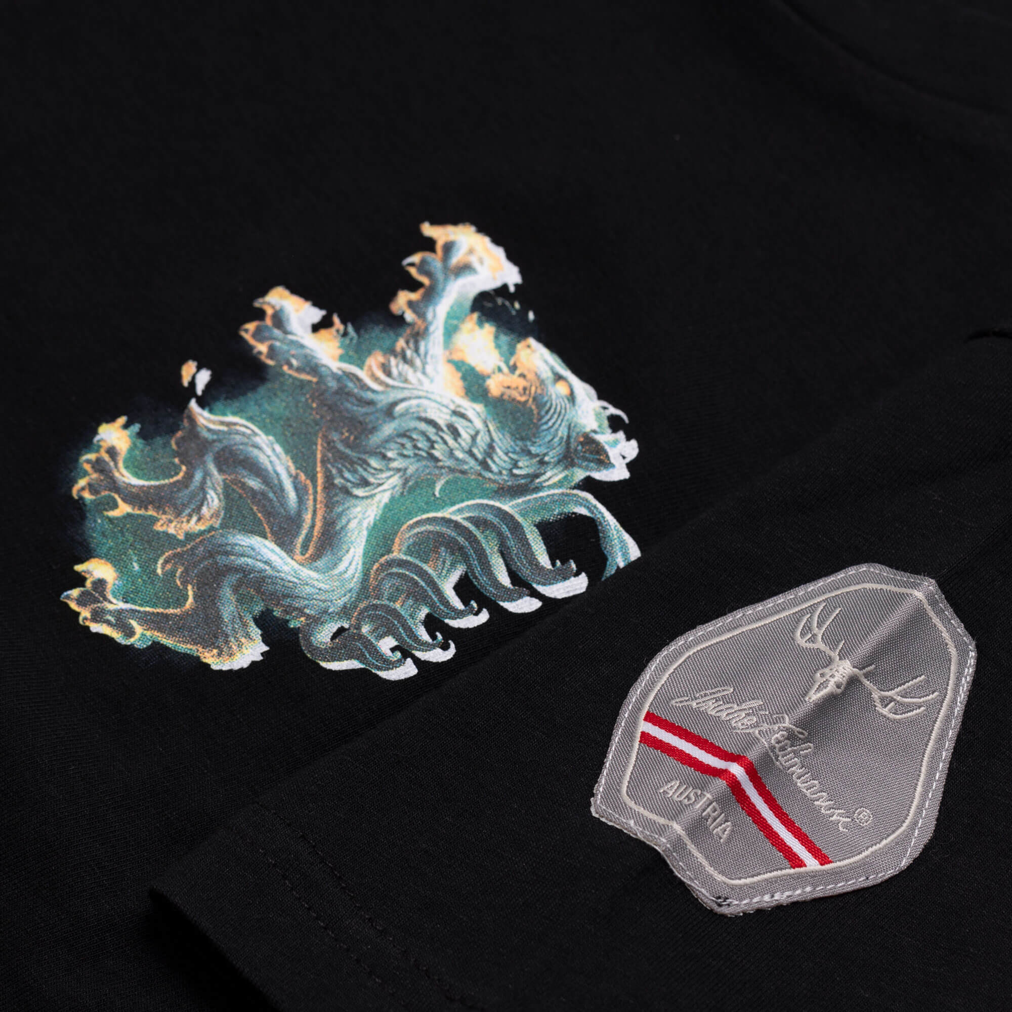 Detailansicht des Kinder T-Shirt "Steiermark", in der Farbe Schwarz, mit Patch am Ärmel