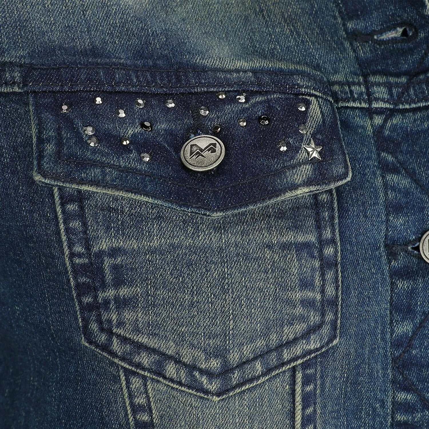 Vorderansicht der Damen Jeansjacke "Babsi", in der Farbe Dunkelblau, Detail Tasche, Vorne