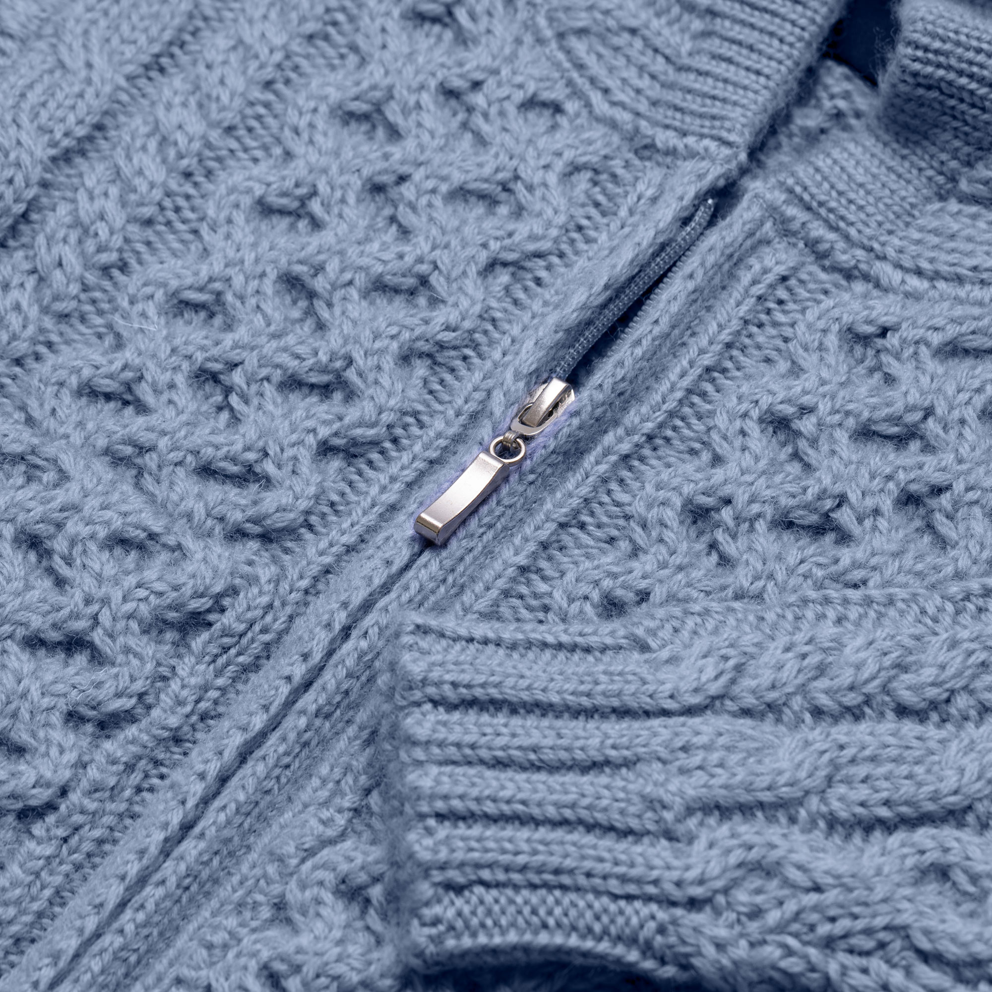 Detailansicht der Kinder Strickjacke "Finn", in der Farbe Hellblau, mit Reißverschluss