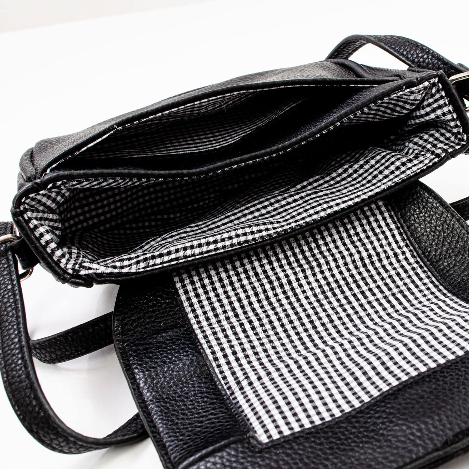 Detailansicht der Innentasche der Damen Trachtenhandtasche in der Farbe Schwarz