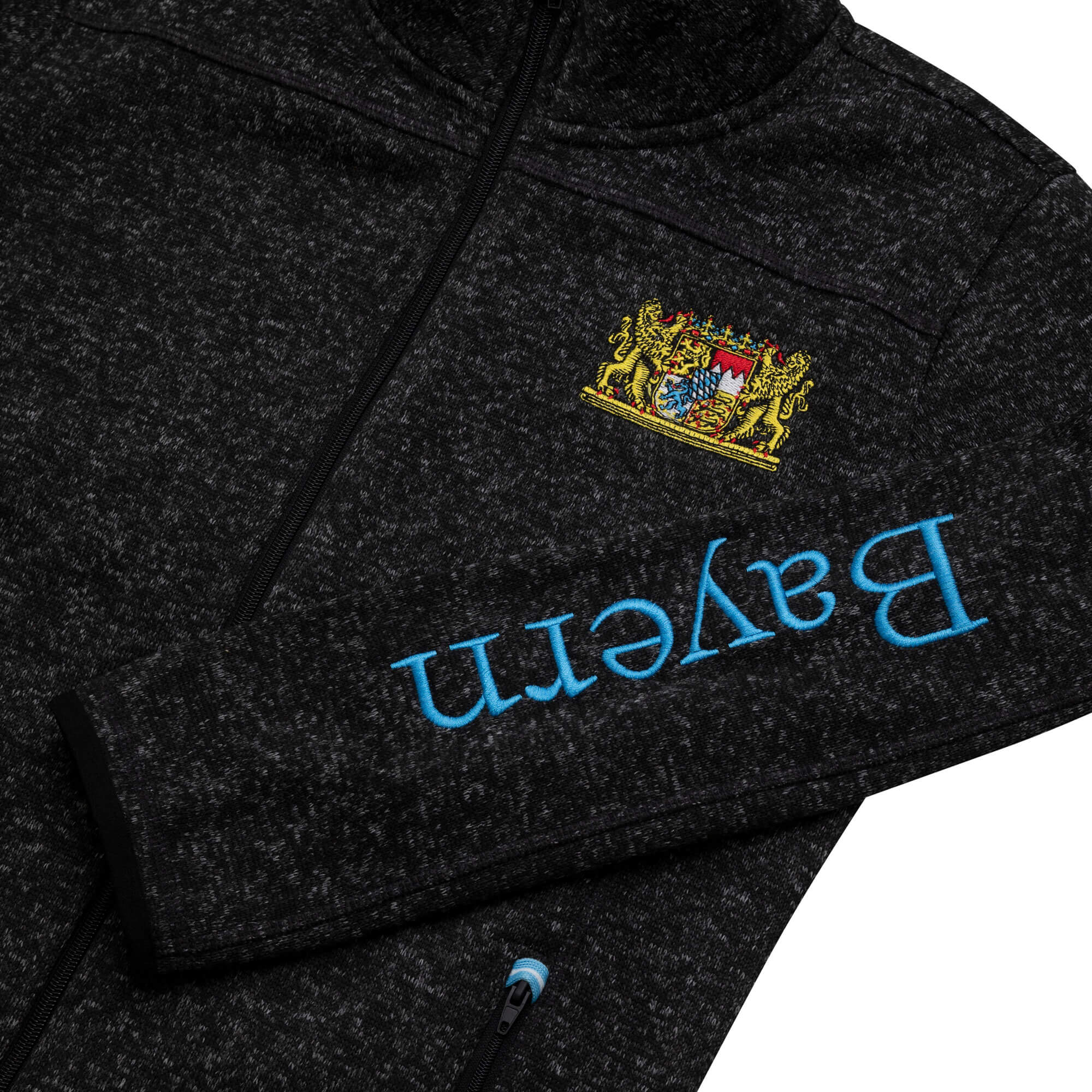 Detailansicht der Strickfleece Jacke "Bayern", in der Farbe Anthrazit, mit Wappen Stickerei und Bayern Schriftzug