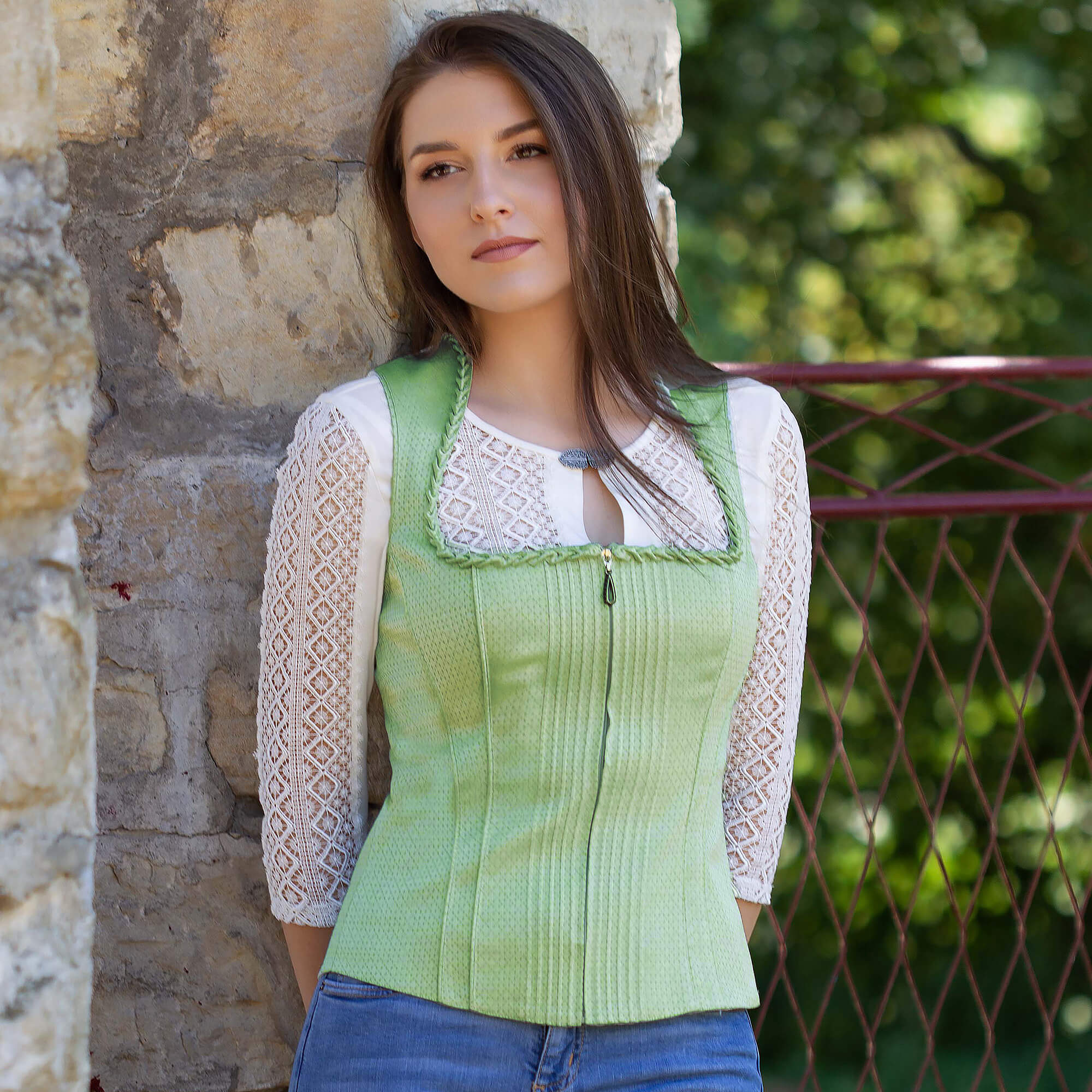 Vorderansicht des Damen Mieders "Harper" in der Farbe Hellgrün, von einem Model getragen