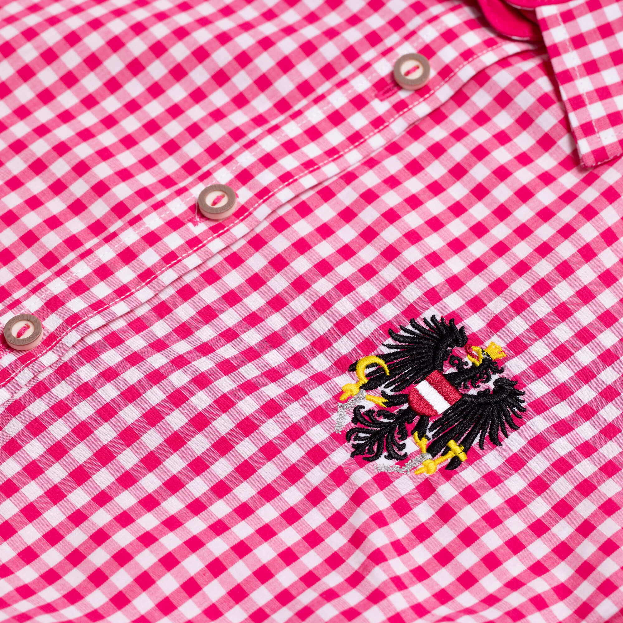 Detailansicht der Damen Bluse "Austria", mit kurzem Arm, in der Farbe Rosa-Weiß Kariert, mit kleiner Adler Stickerei