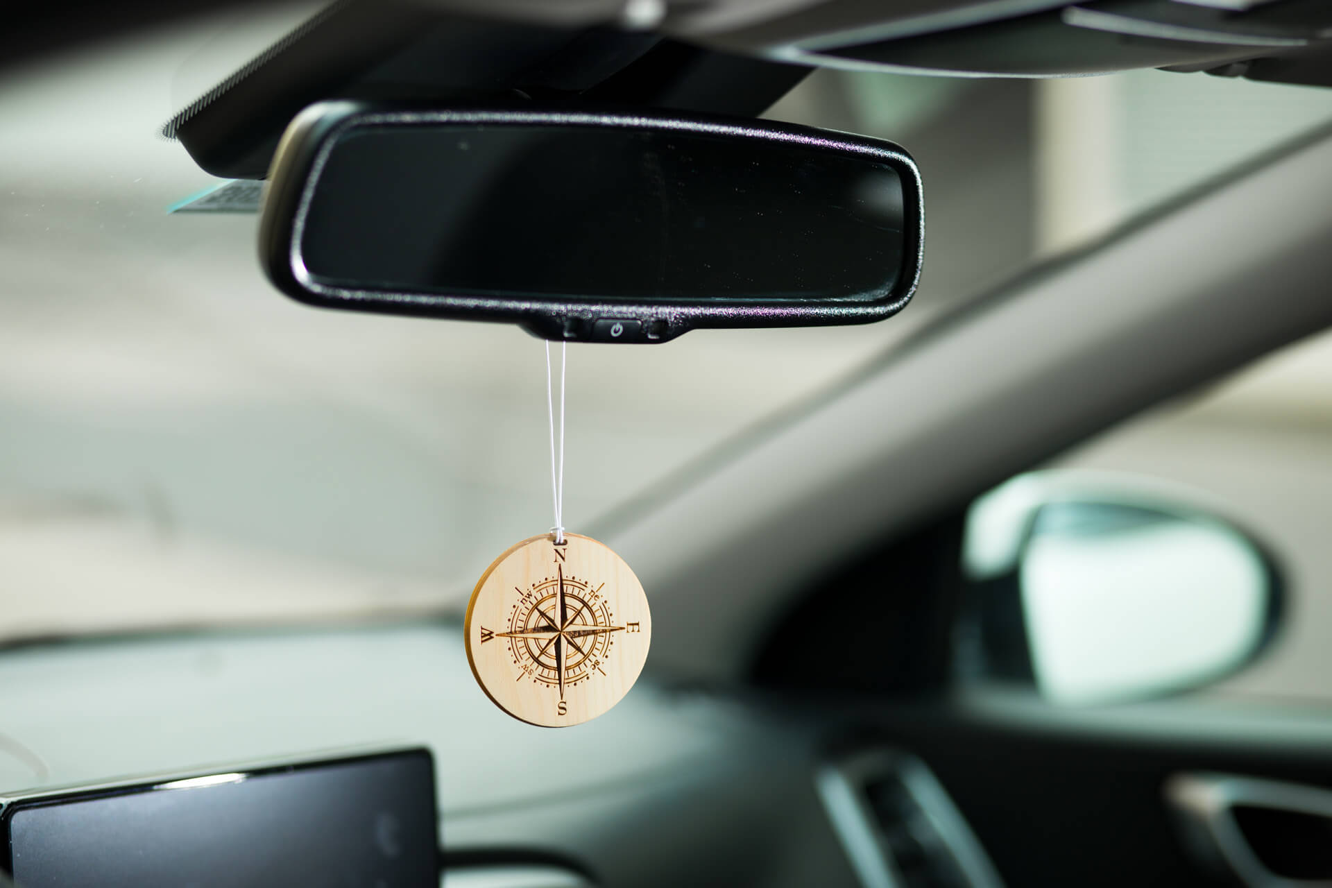 Autoduft aus Zirbe "Kompass", Ansicht hängend im Auto