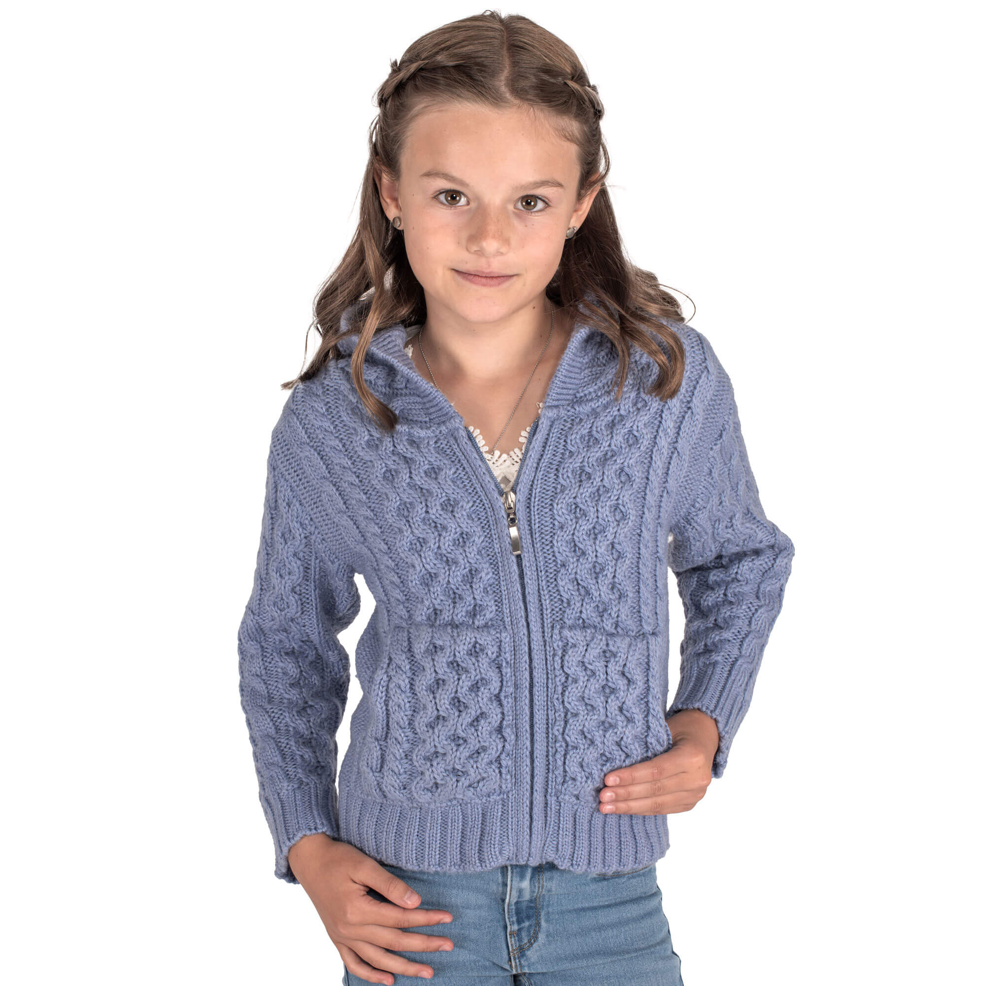 Vorderansicht der Kinder Strickjacke "Finn", mit Model, in der Farbe Hellblau