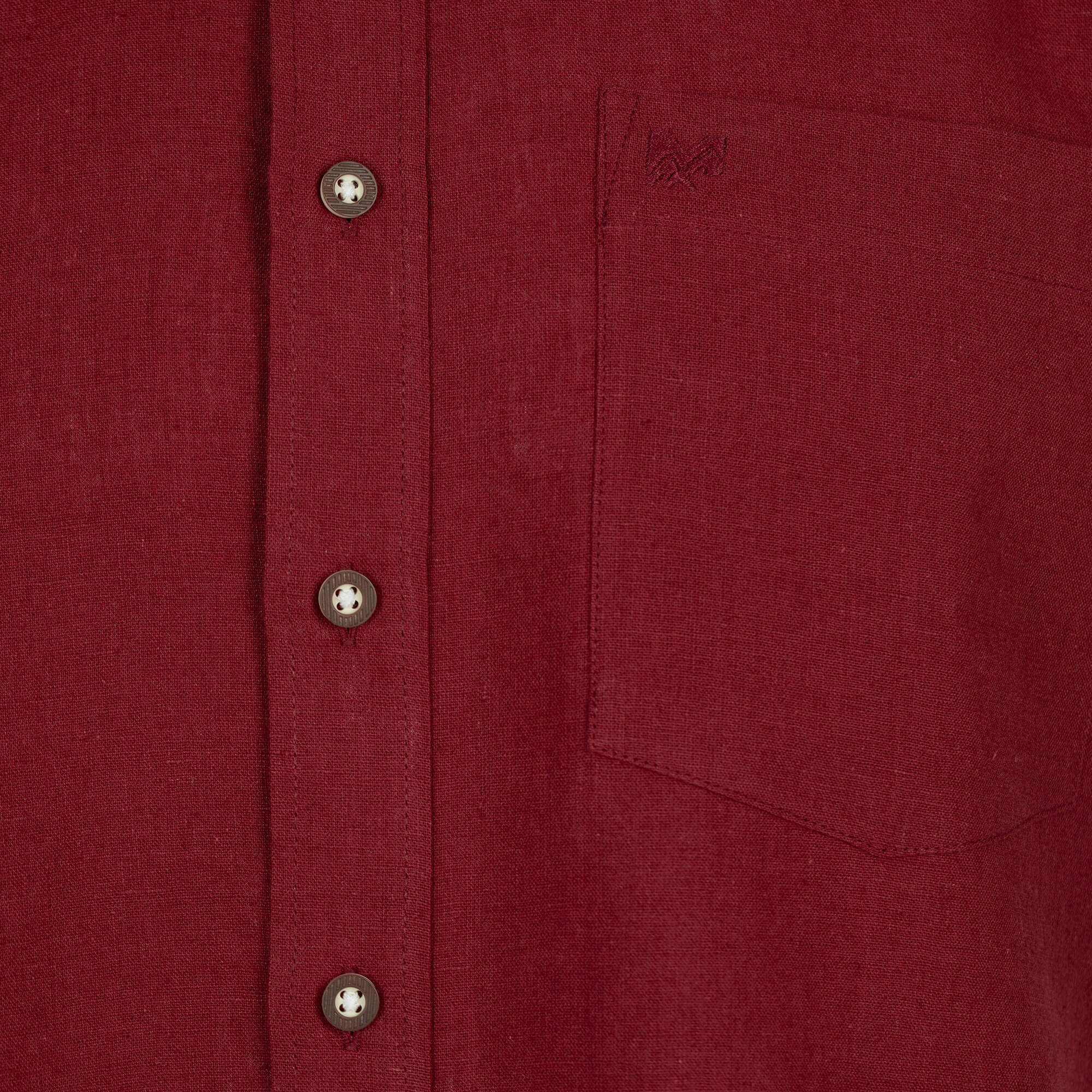 Detailansicht des Brustbereichs mit Knöpfen und Logo Stick des Herren-Kurzarm-Halbleinenhemds in der Farbe Burgund