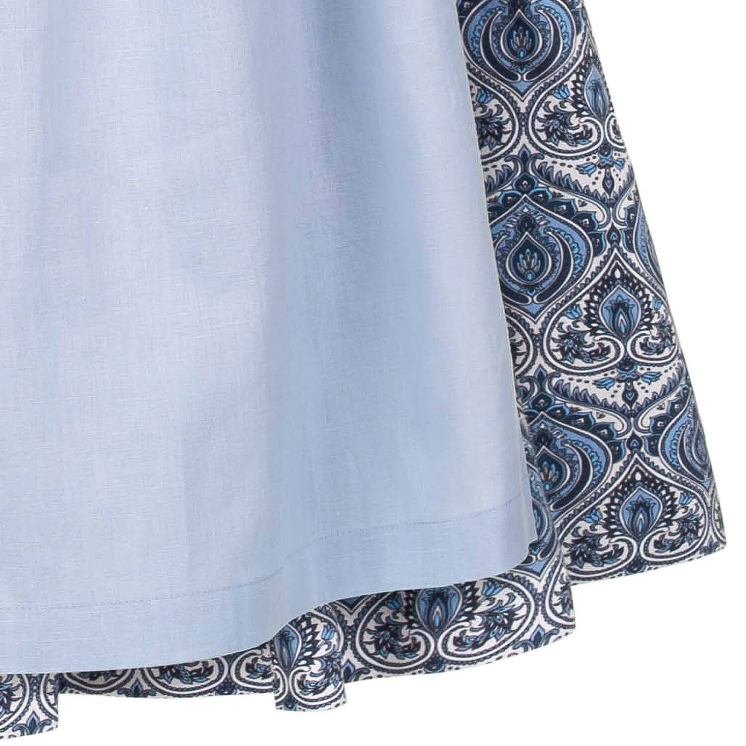 Detailansicht des Saums des Damen Dirndls "Manuela" in der Farbe Rauchblau