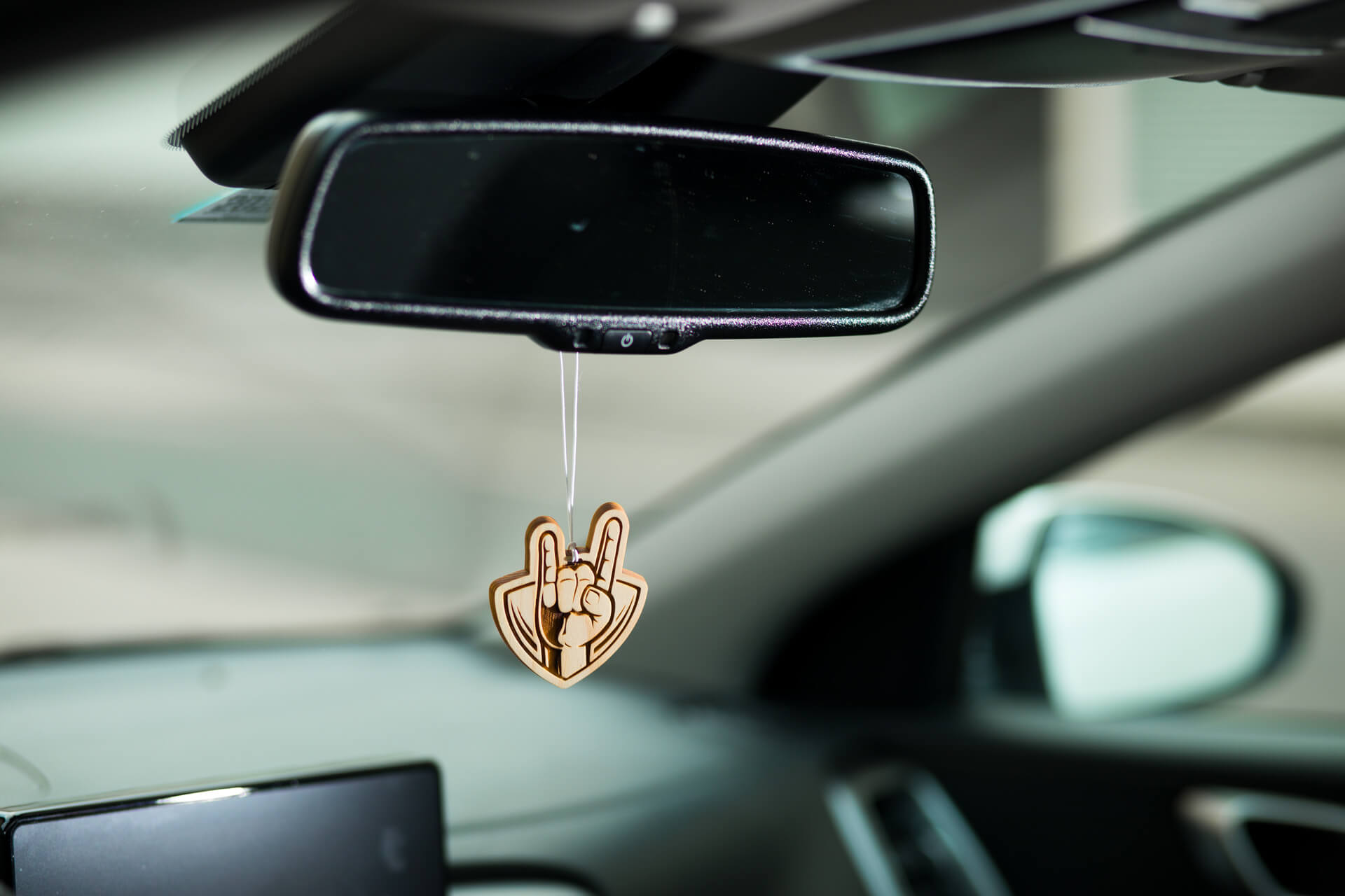 Ansicht im Auto des Autodufts aus Zirbe Rock on